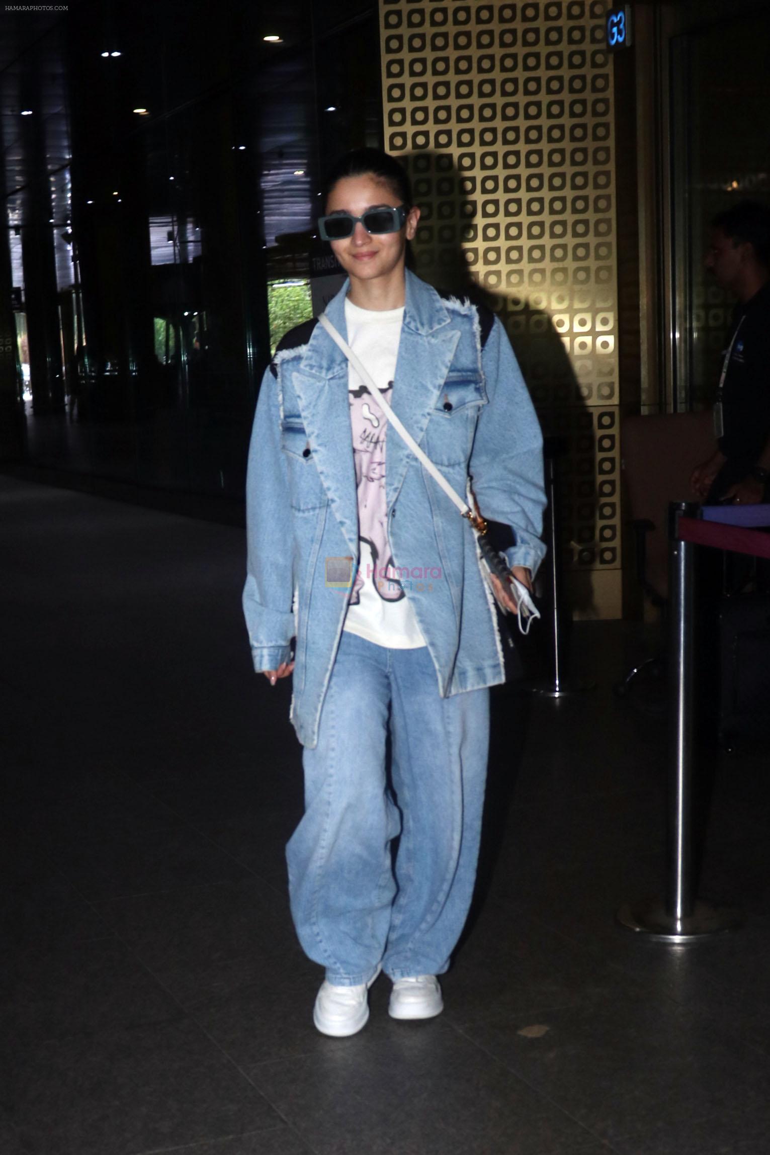 Alia Bhatt dressed in blue jeans jacket and pant seen at the airport on 19 Jun 2023