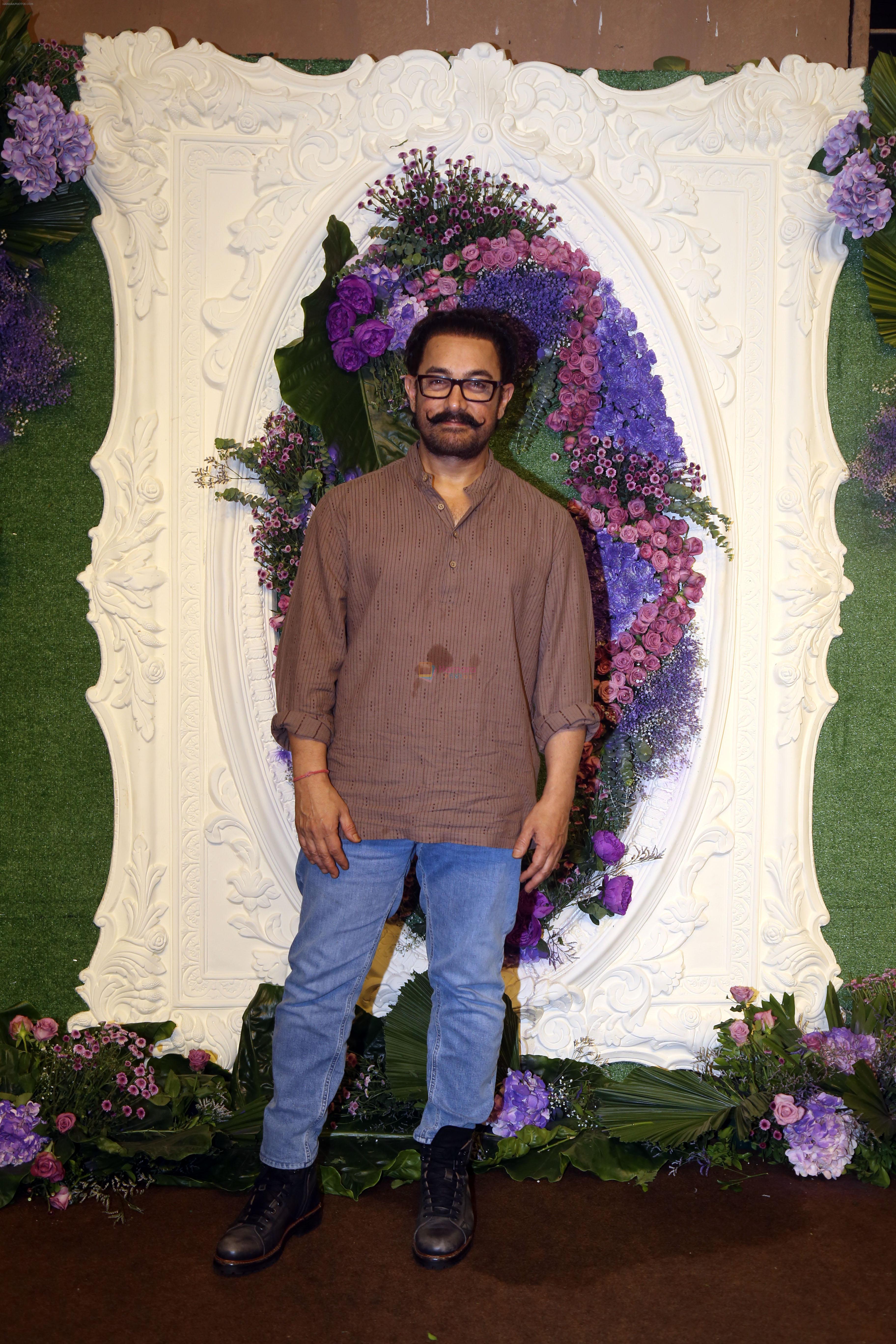 Aamir Khan Pose for media at the reception of Karan Deol and Drisha Acharya on 18 Jun 2023