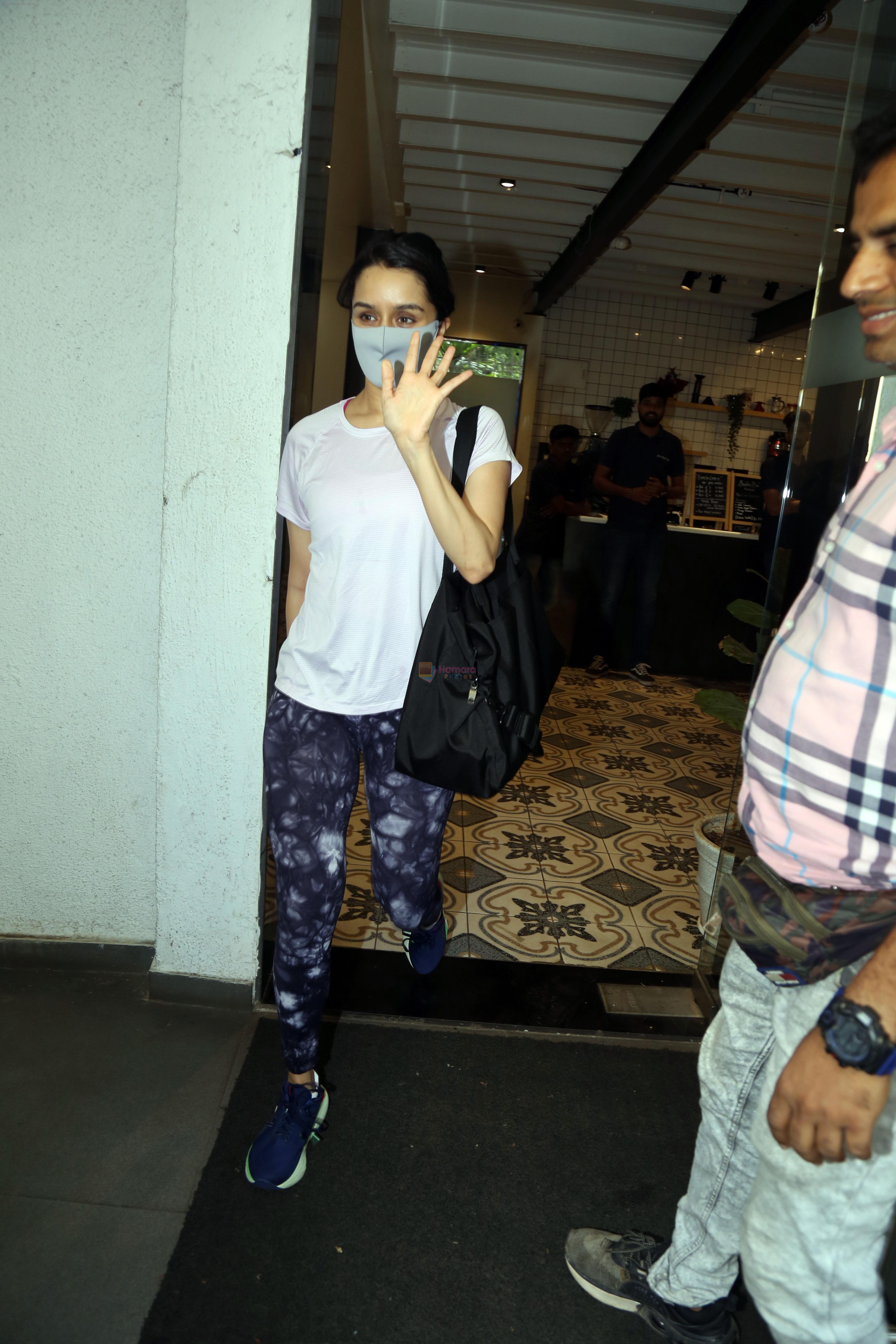 Shraddha Kapoor in casual clothes seen in Juhu on 21 Jun 2023
