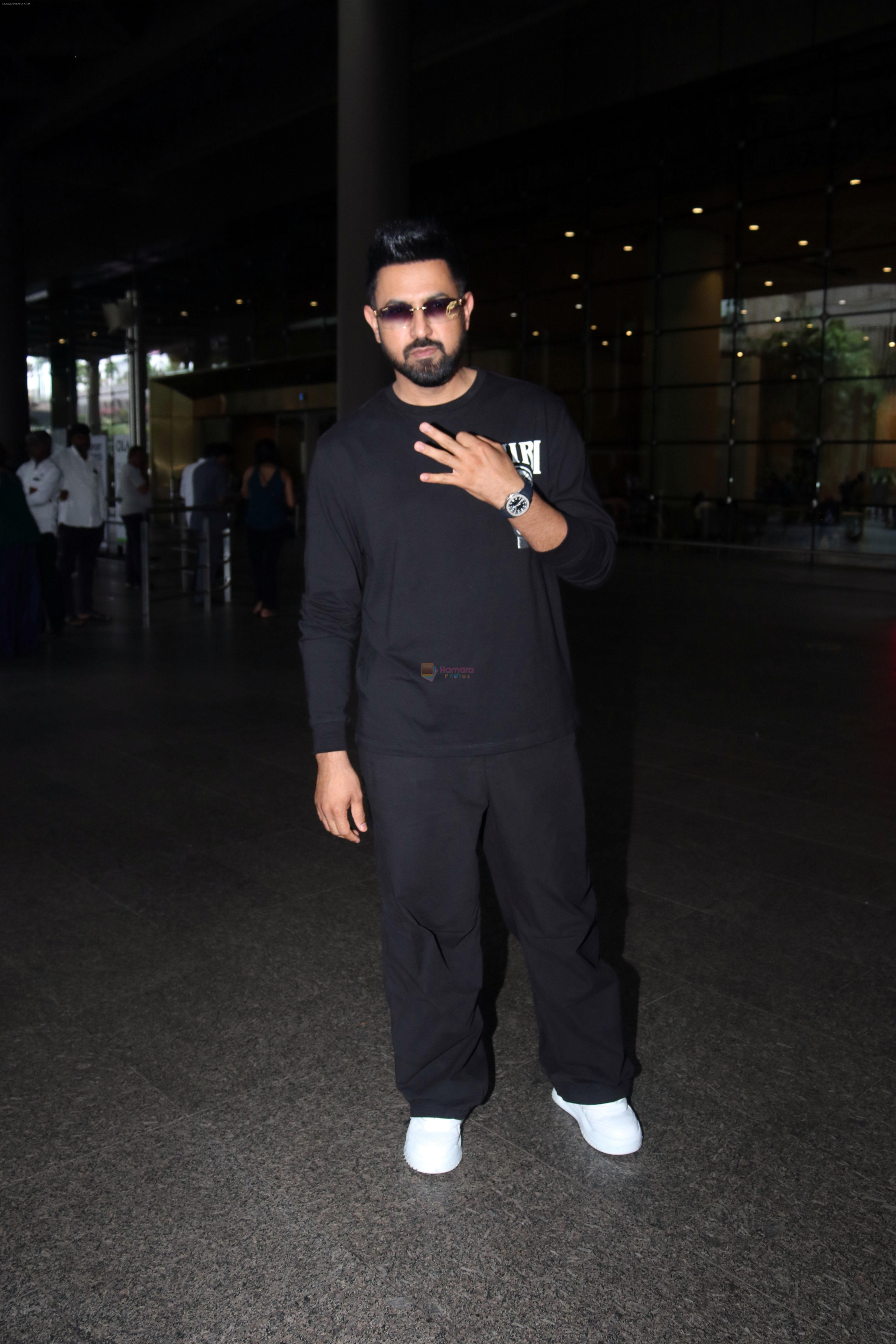 Gippy Grewal seen at the airport heading to Bigg Boss for Carry on Jatta 3 film promotions on 1 July 2023