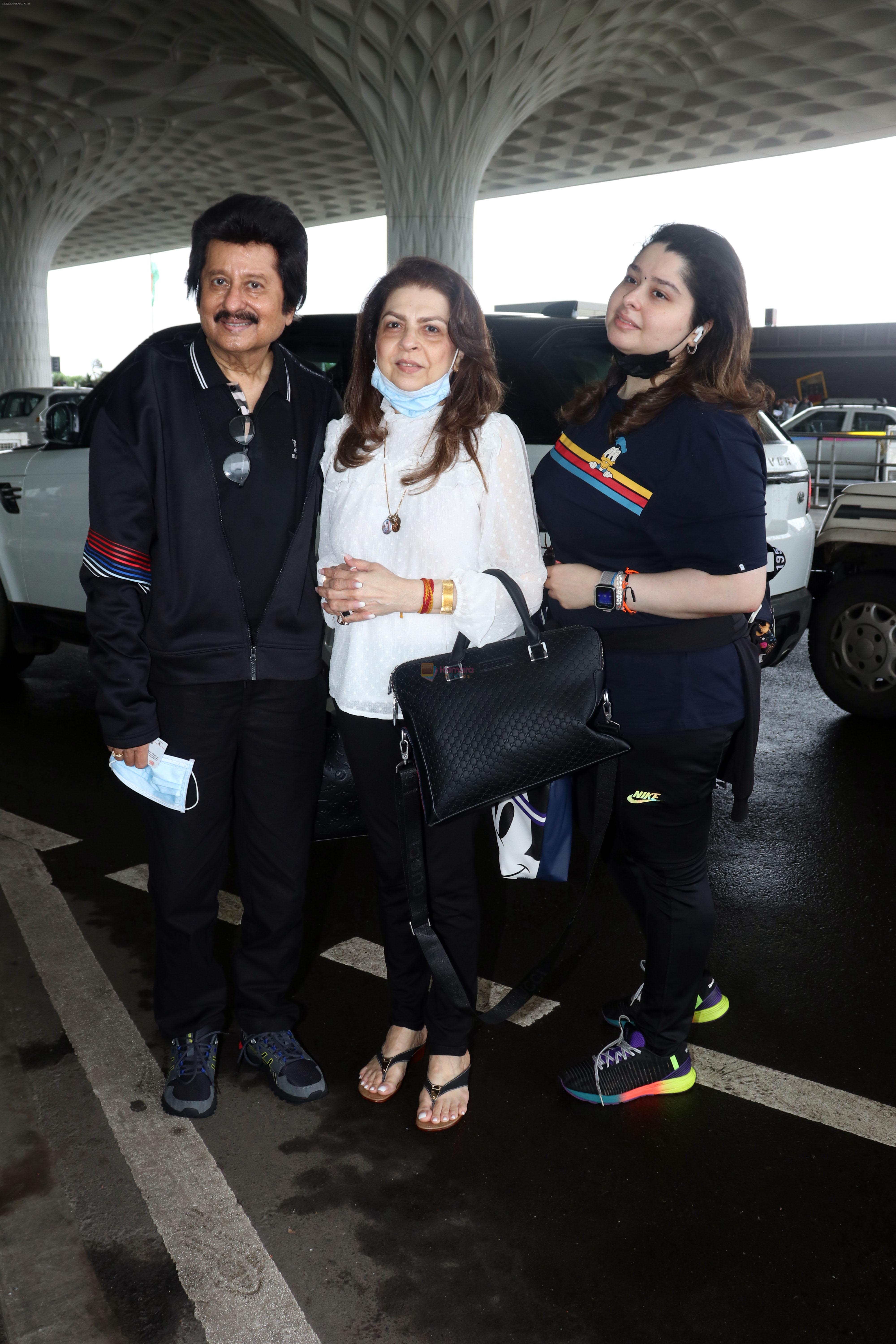 Pankaj Udhas with wife Farida Udhas and daughter Nayaab Udhas seen at the airport on 1 July 2023