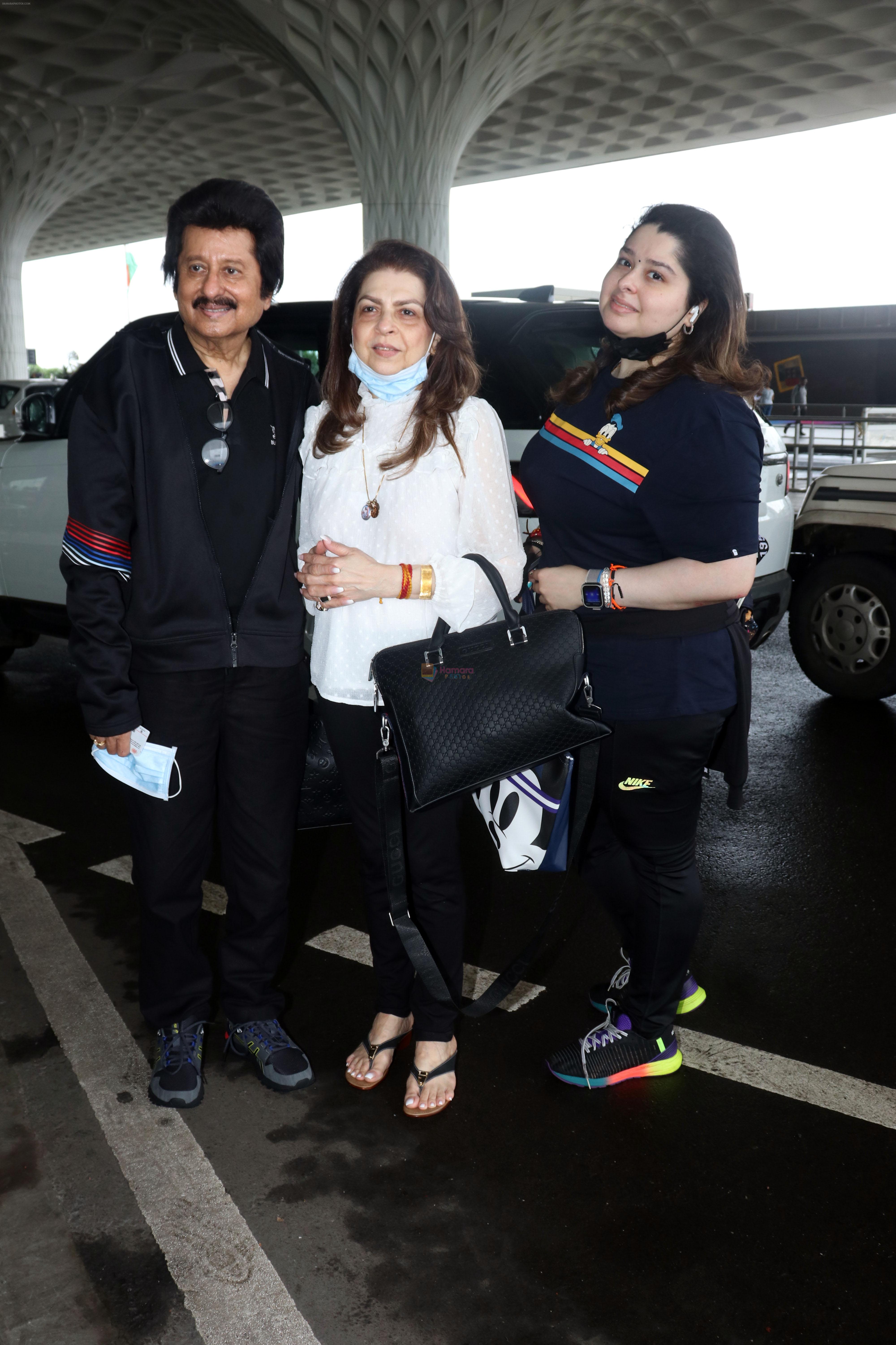 Pankaj Udhas with wife Farida Udhas and daughter Nayaab Udhas seen at the airport on 1 July 2023