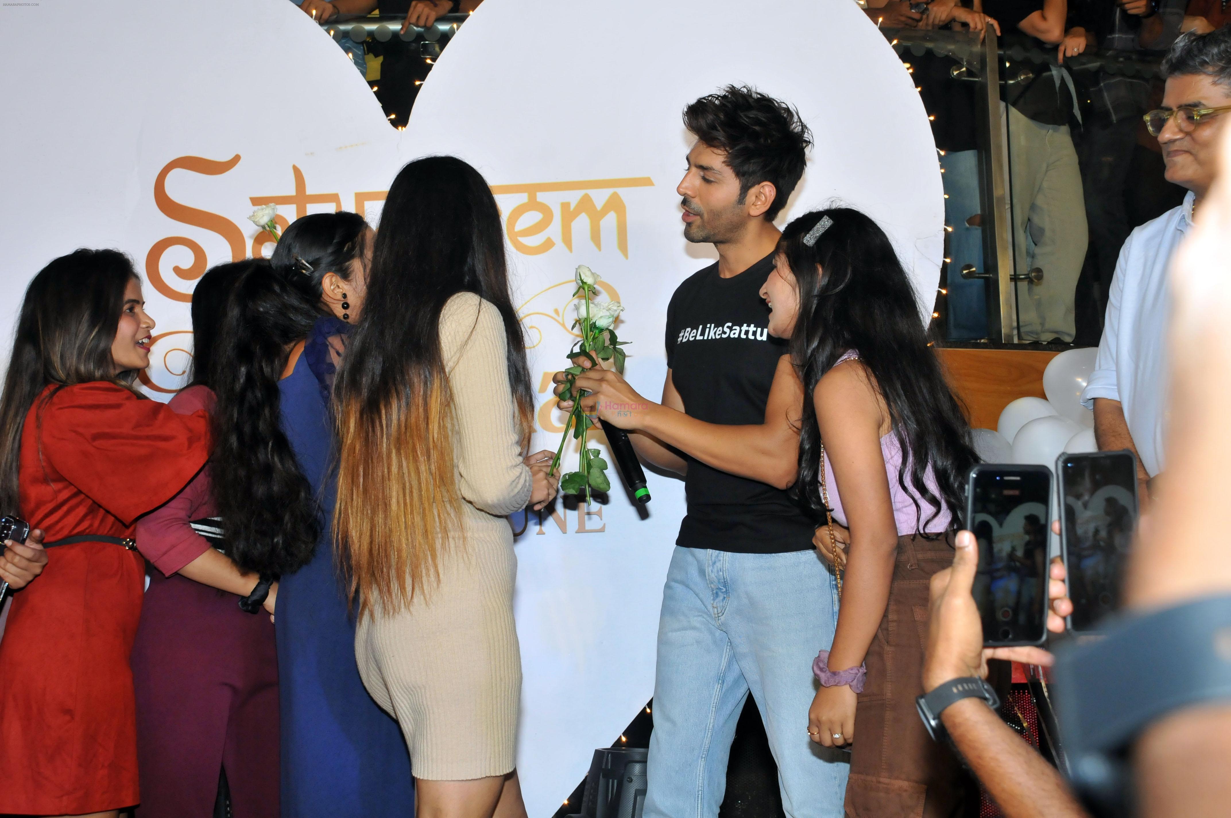 Kartik Aaryan performs with fans at the Inorbit Mall in Mallad on 4 July 2023