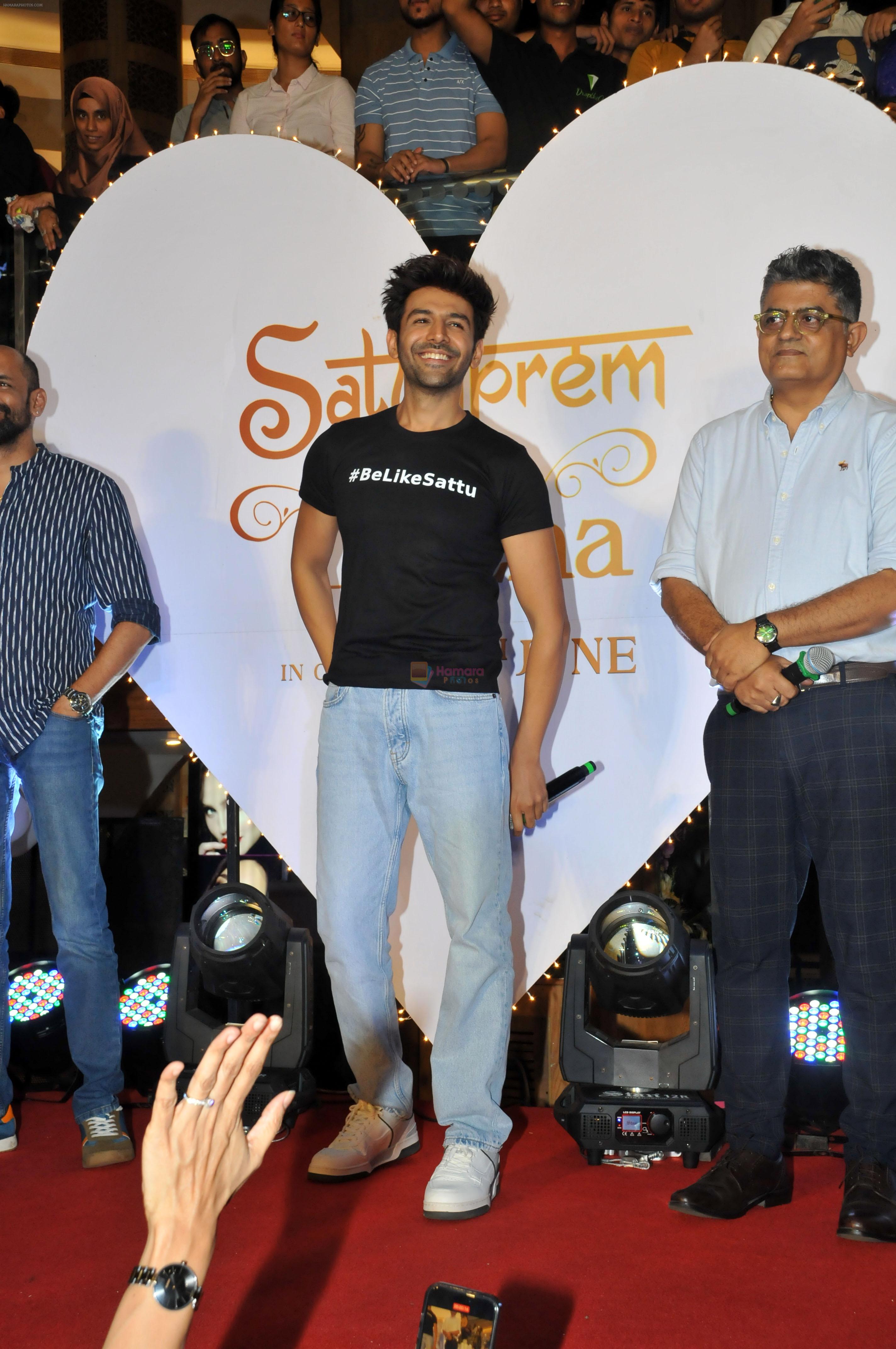 Kartik Aaryan performs with fans at the Inorbit Mall in Mallad on 4 July 2023