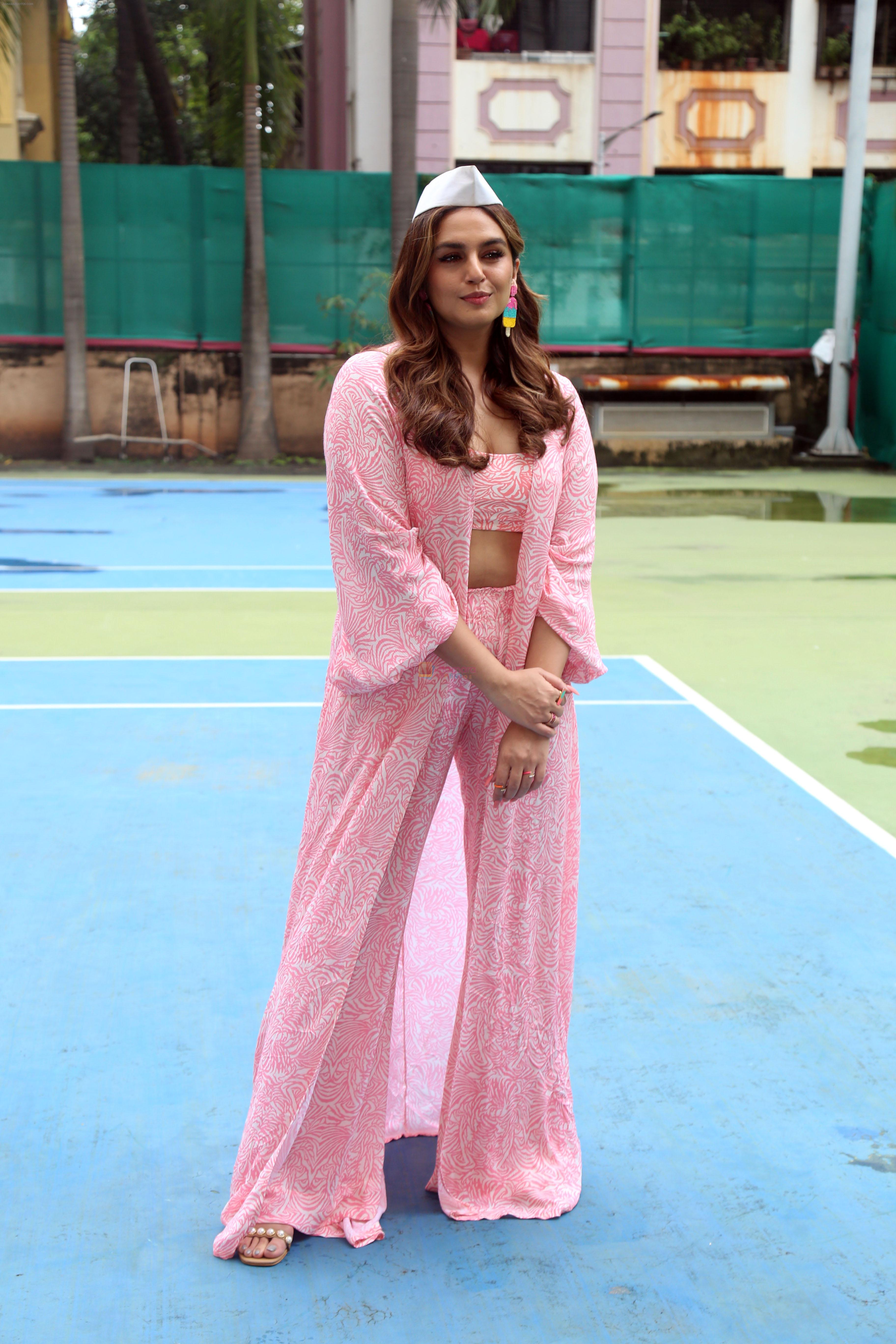 Huma Qureshi posing with Dabbawalas on the launch day of Film Tarla on 7 July 2023