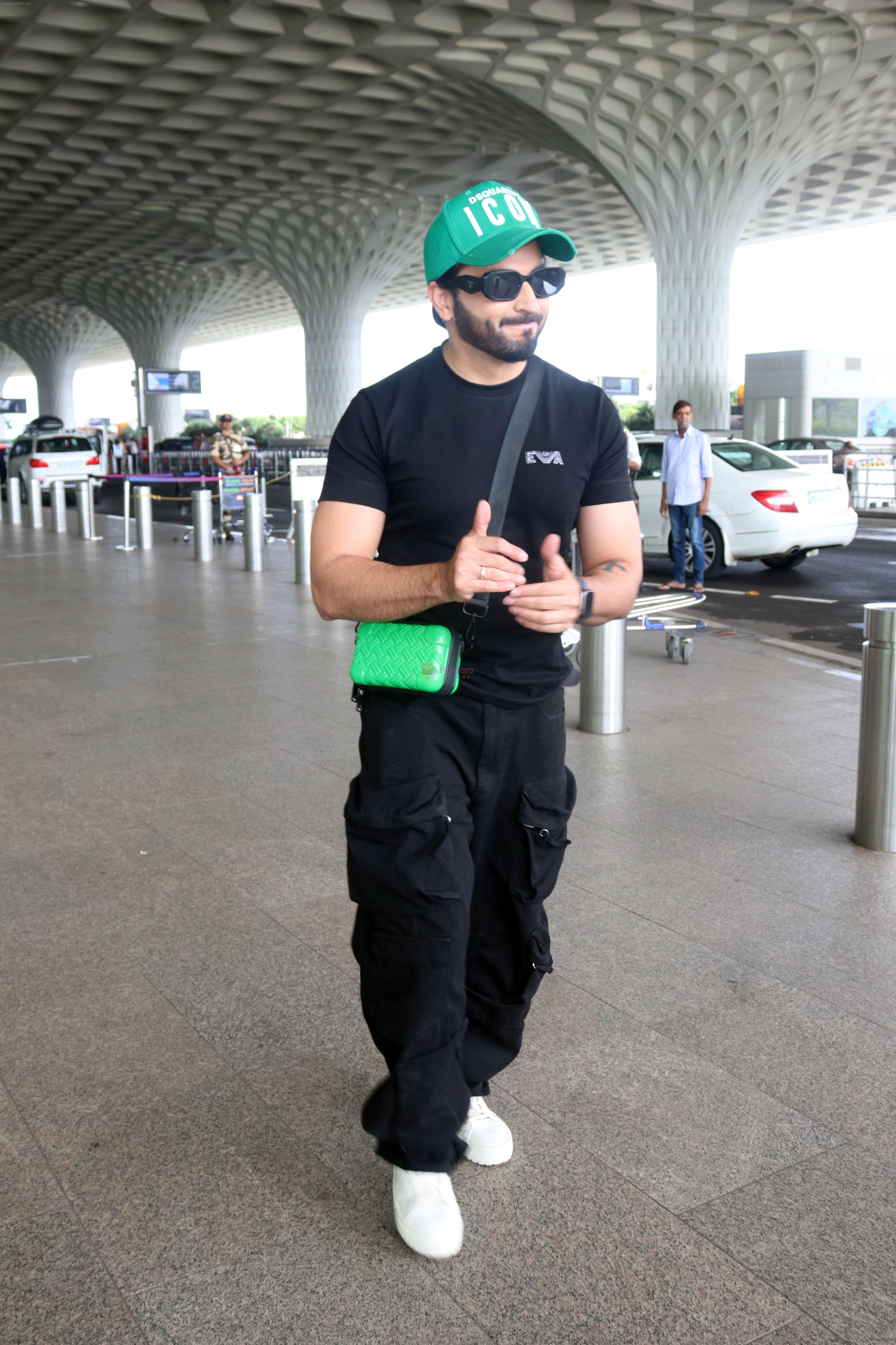 Dheeraj Dhoopar seen at the airport on 8 July 2023