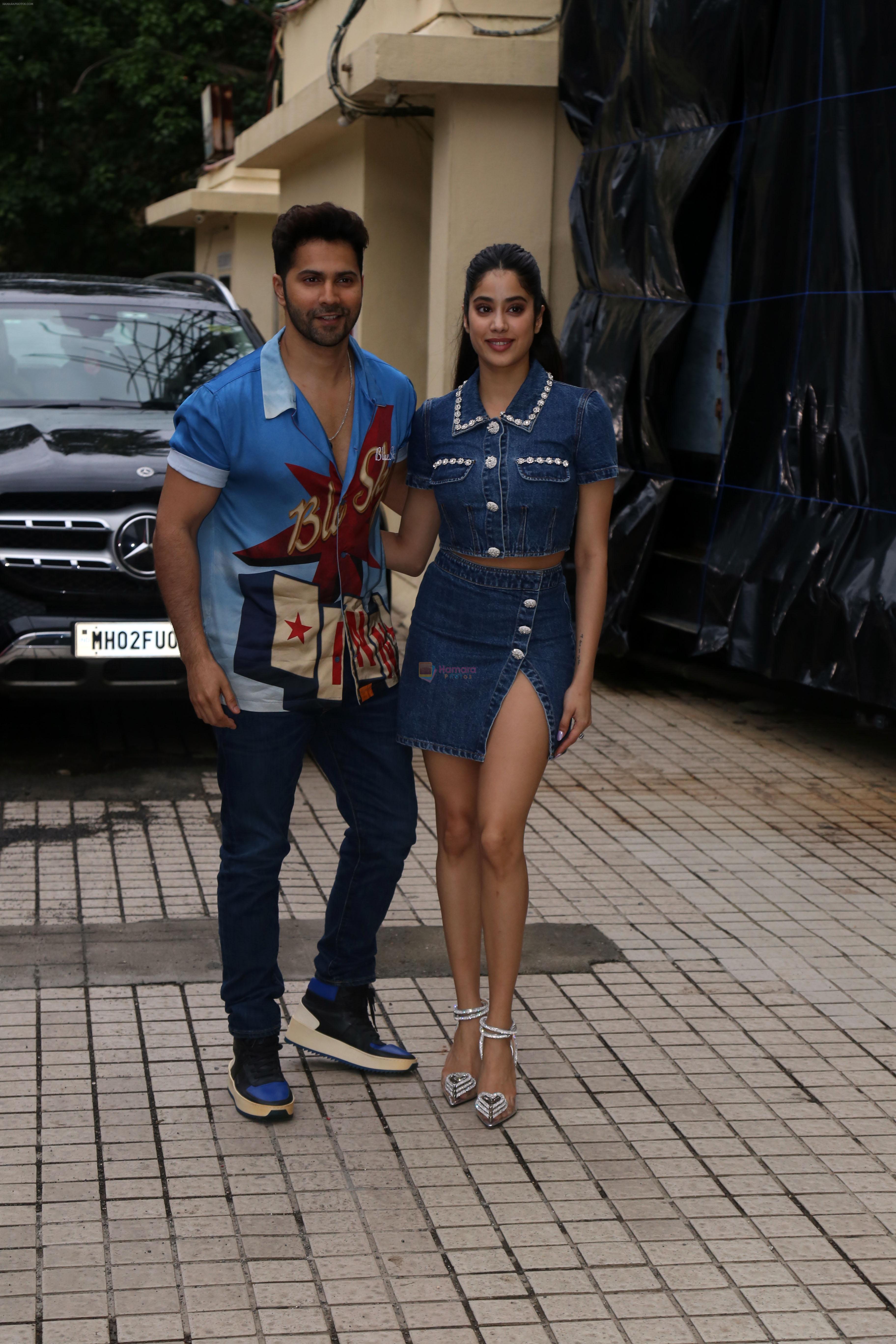 Janhvi Kapoor, Varun Dhawan promote movie Bawaal at PVR Dynamix Mall in Juhu on 16 July 2023