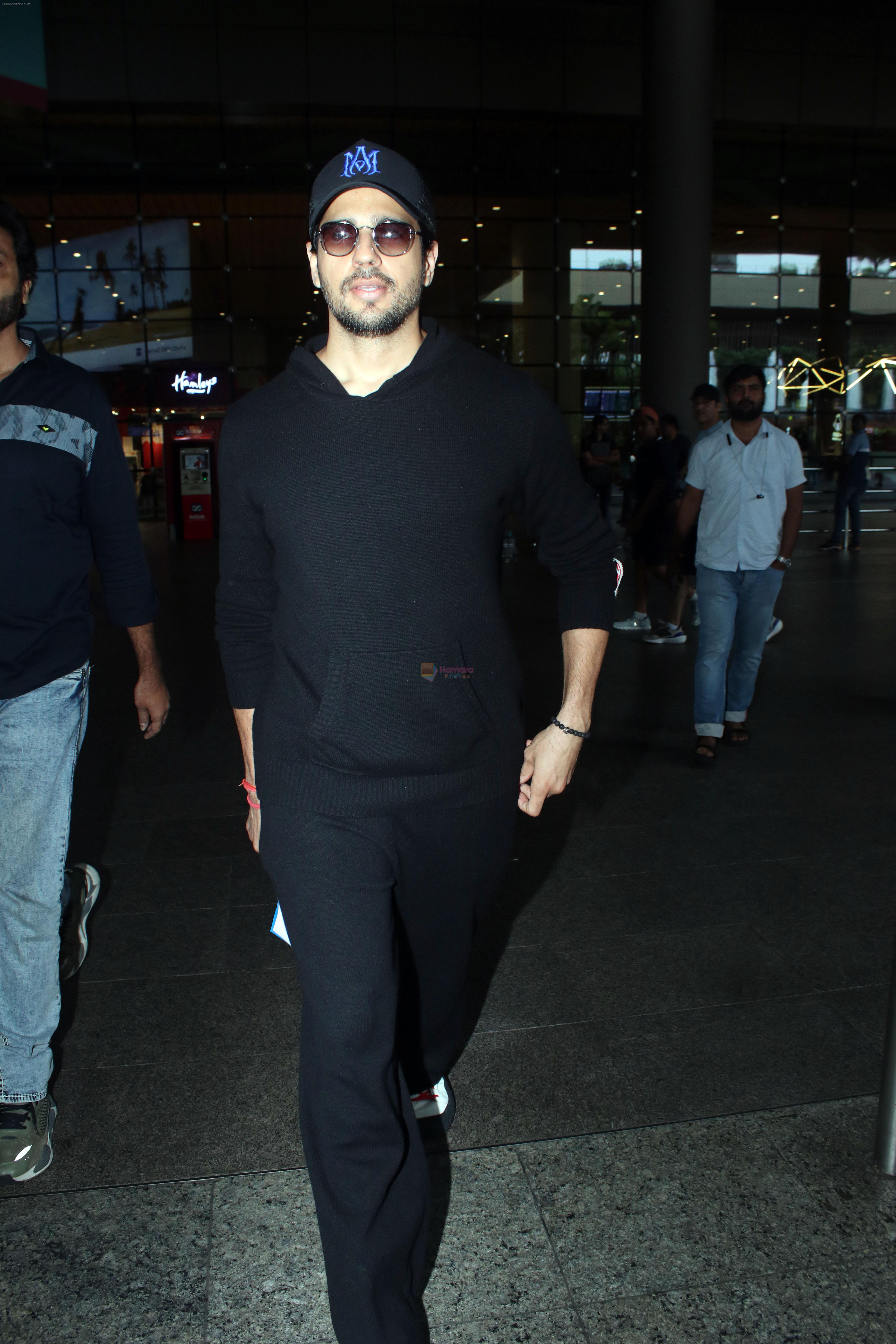 Sidharth Malhotra seen at the airport on 24 July 2023