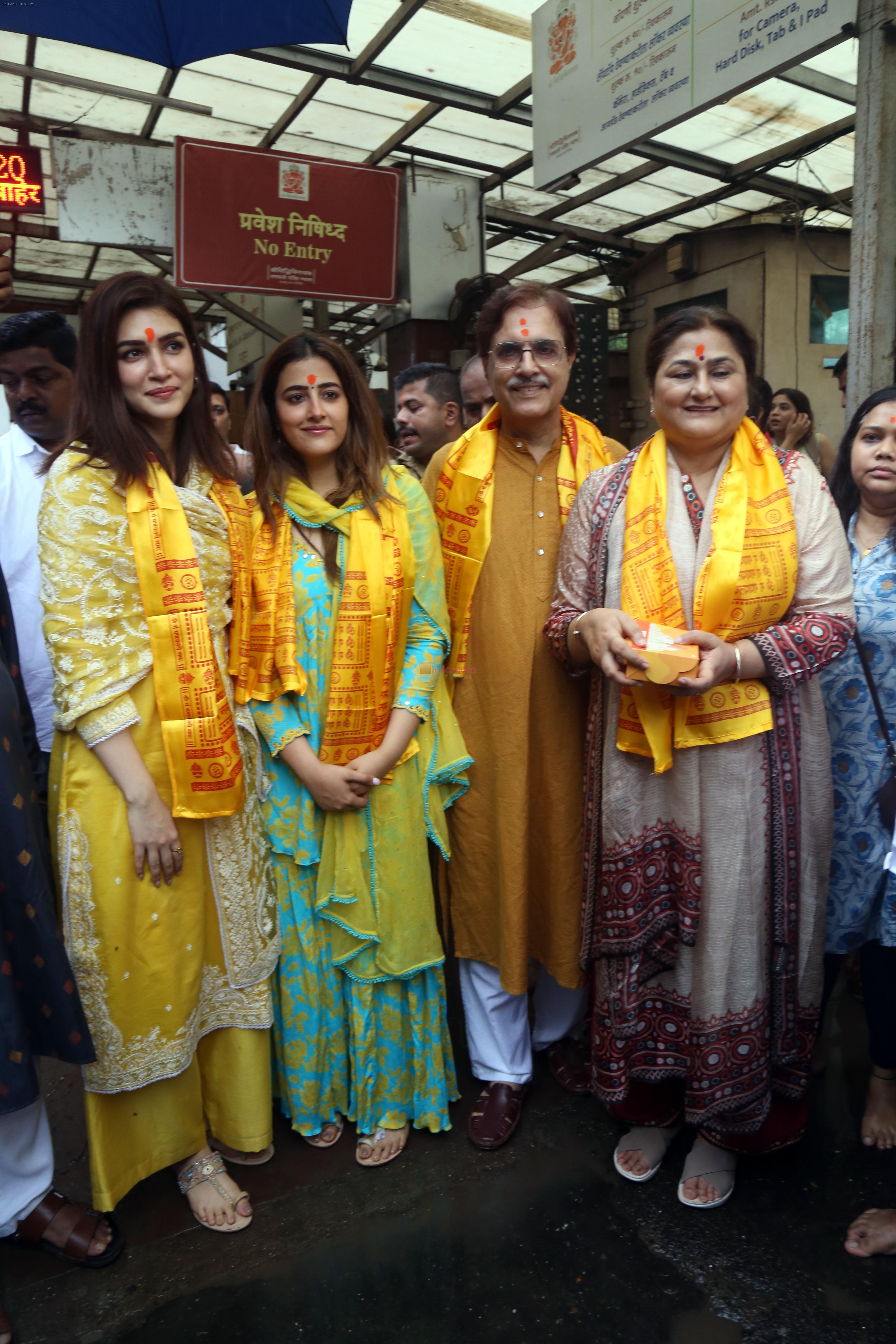 Kriti Sanon, Nupur Sanon, Rahul Sanon, Geeta Sanon at the Siddhivinayak Temple on 26th August 2023