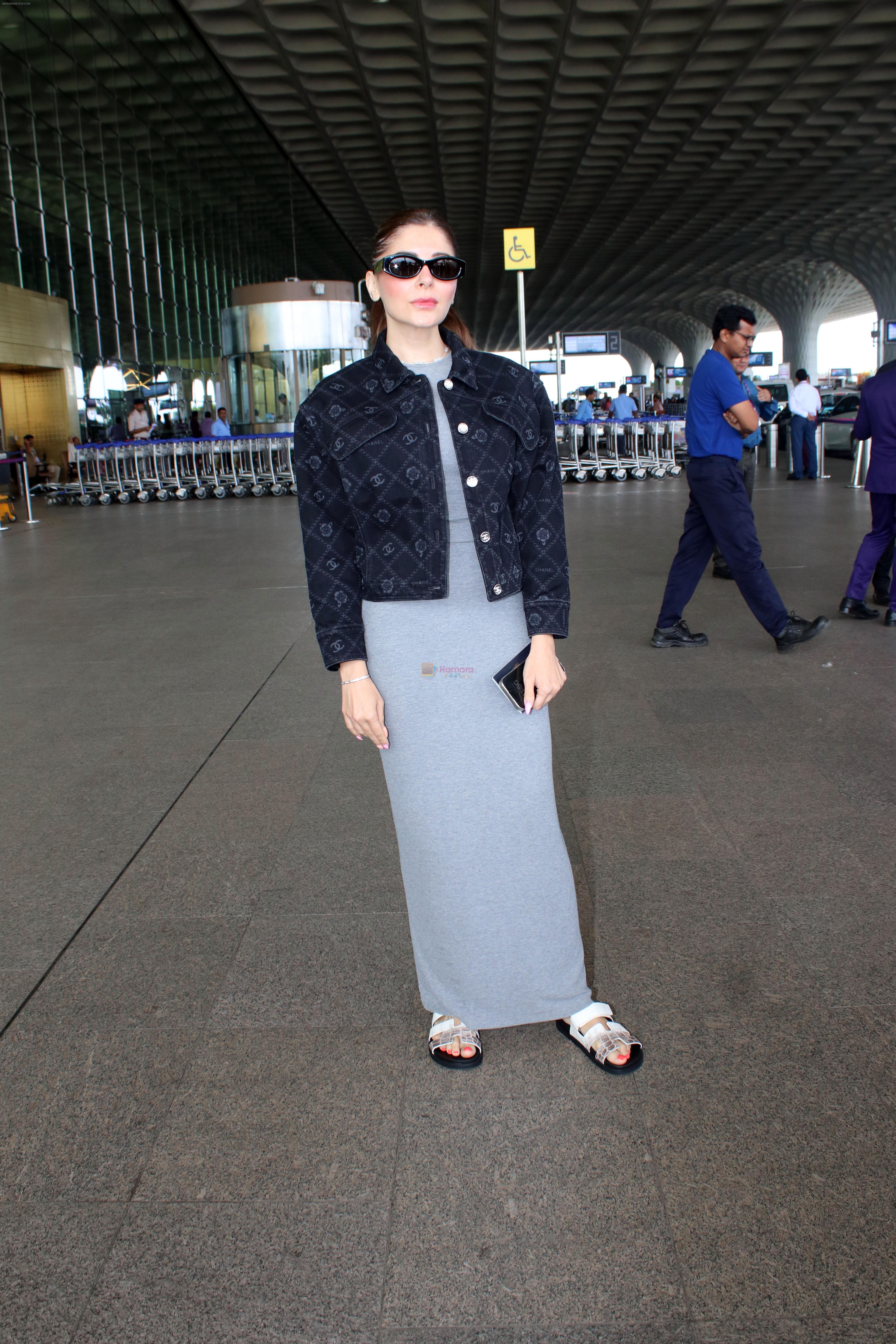 Kanika Kapoor Spotted At Airport Departure on 4th Sept 2023
