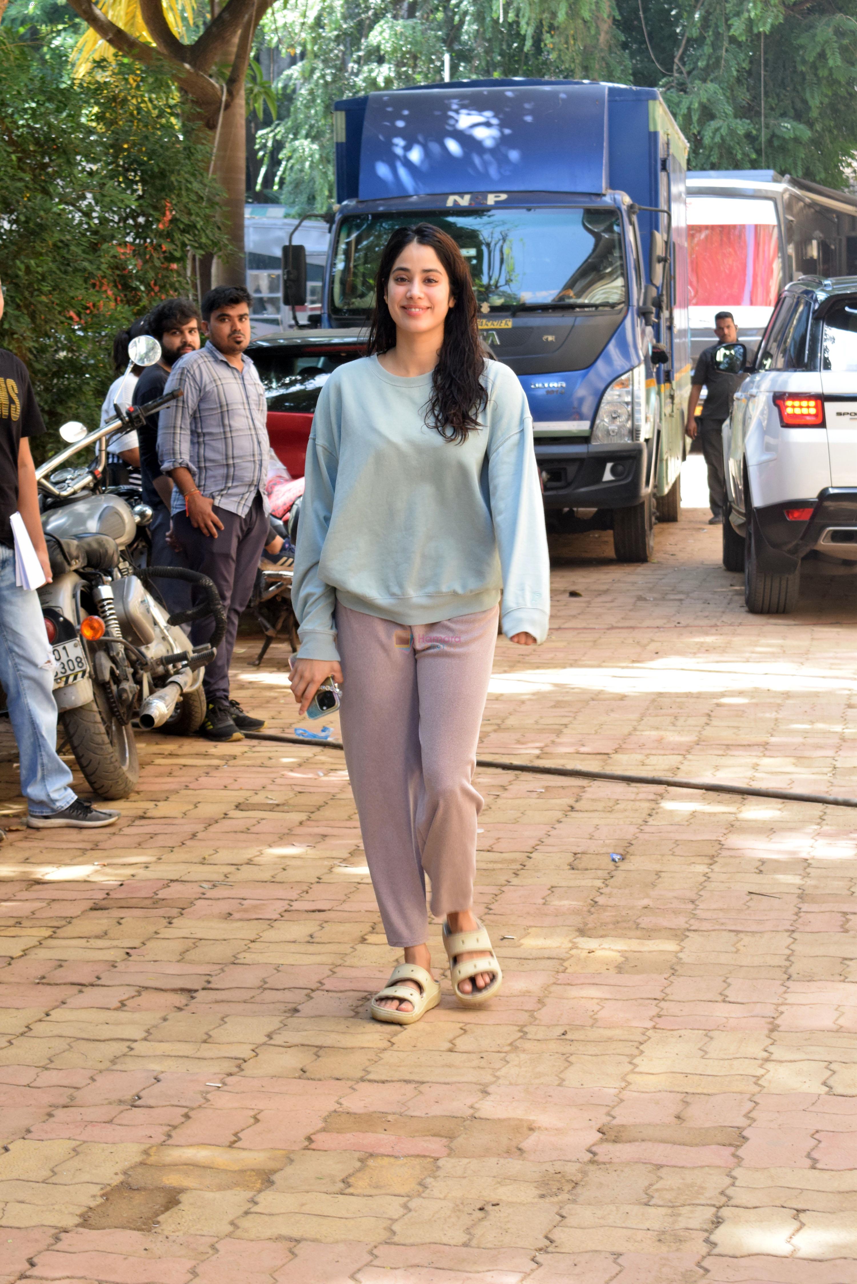 Janhvi Kapoor Spotted at On Location Shoot In Grant Road on 5th Sept 2023
