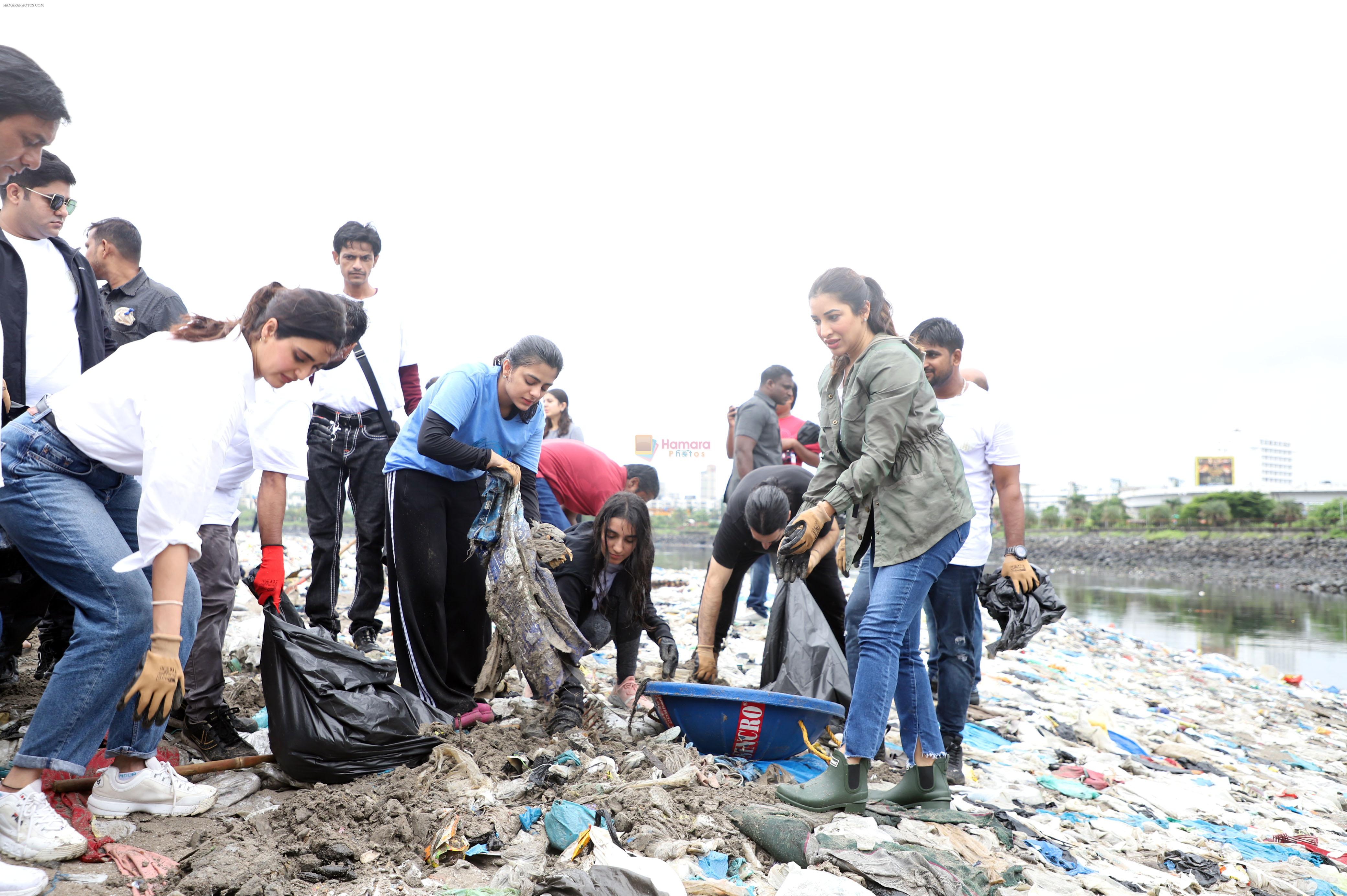 Saher Bhamla, Sophie Choudry at Beach Clean Up Day For The Mega Mithi River Clean-A-Thon on 16th Sept 2023