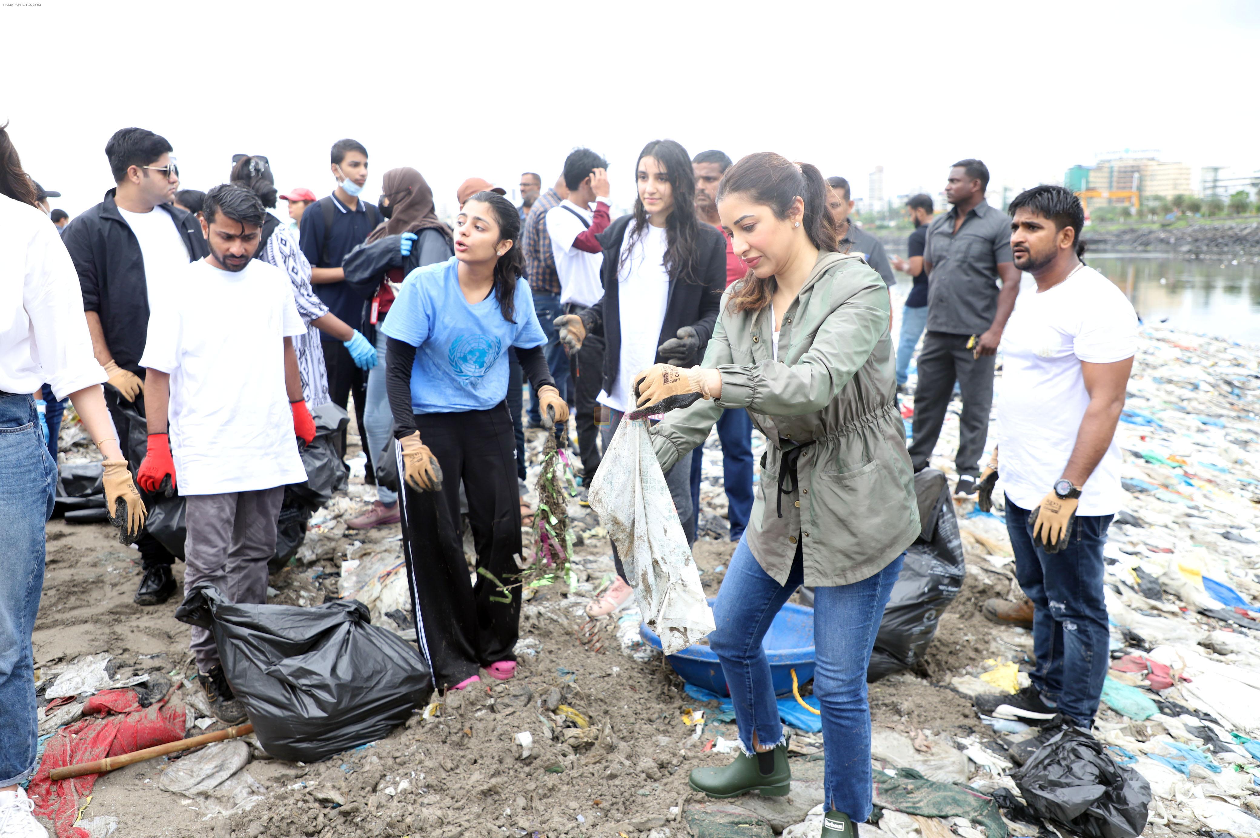 Saher Bhamla, Sophie Choudry at Beach Clean Up Day For The Mega Mithi River Clean-A-Thon on 16th Sept 2023