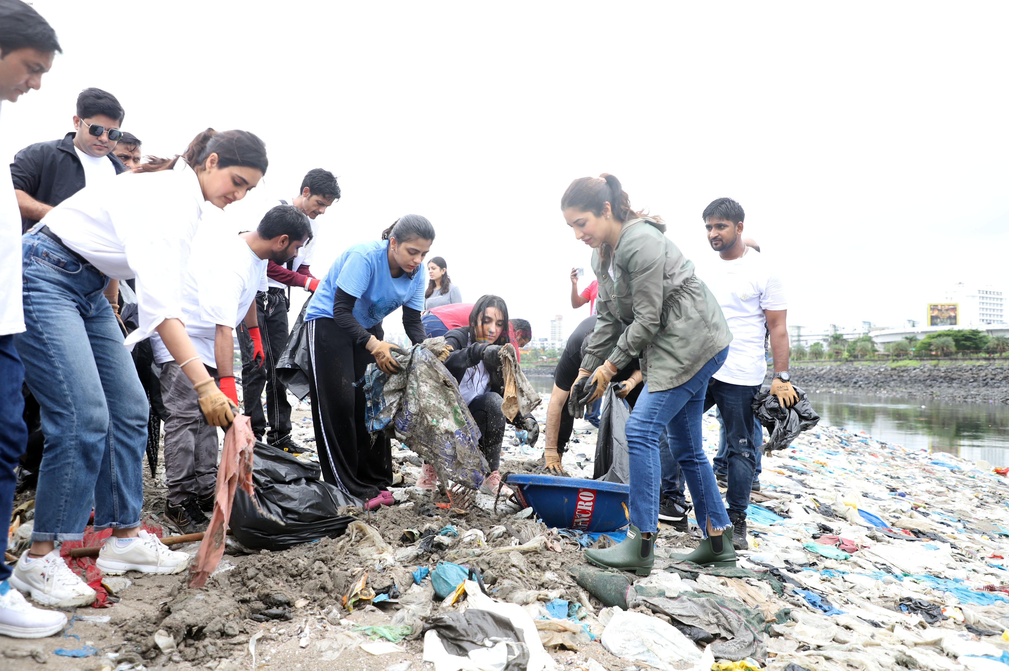 Saher Bhamla at Beach Clean Up Day For The Mega Mithi River Clean-A-Thon on 16th Sept 2023
