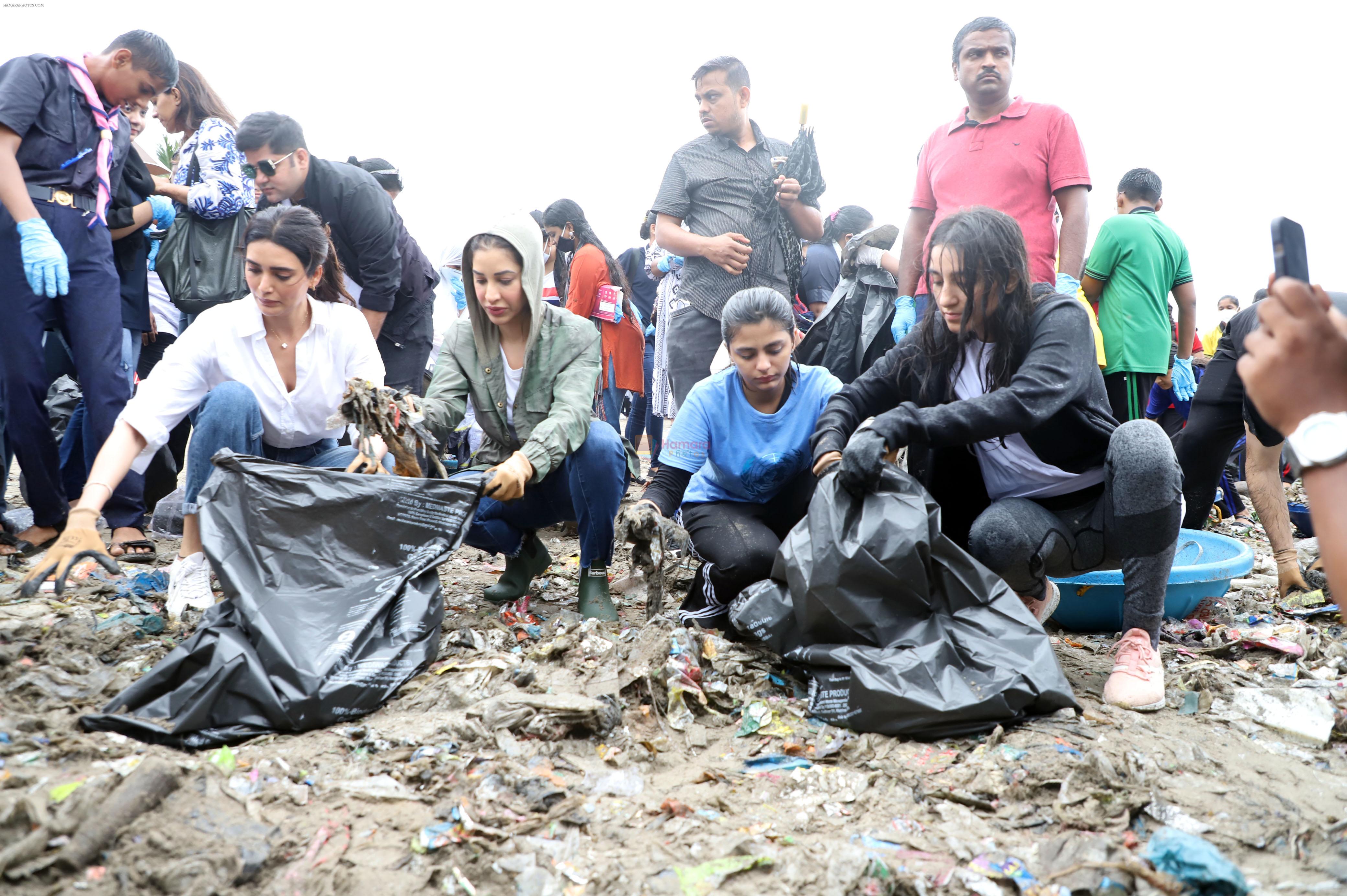 Karishma Tanna, Saher Bhamla, Sophie Choudry at Beach Clean Up Day For The Mega Mithi River Clean-A-Thon on 16th Sept 2023