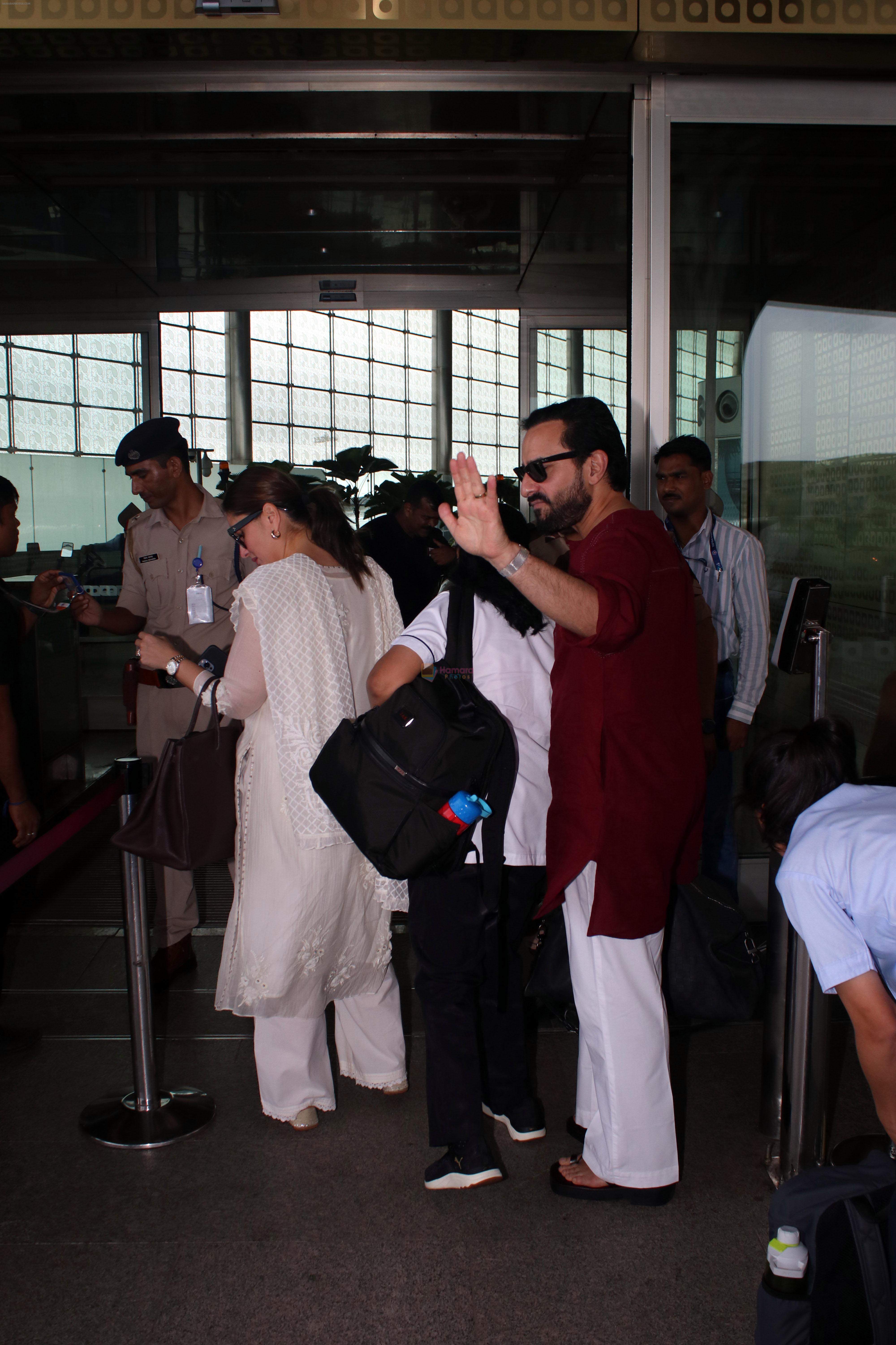 Kareena Kapoor, Saif Ali Khan Spotted At Airport Departure on 17th Sept 2023