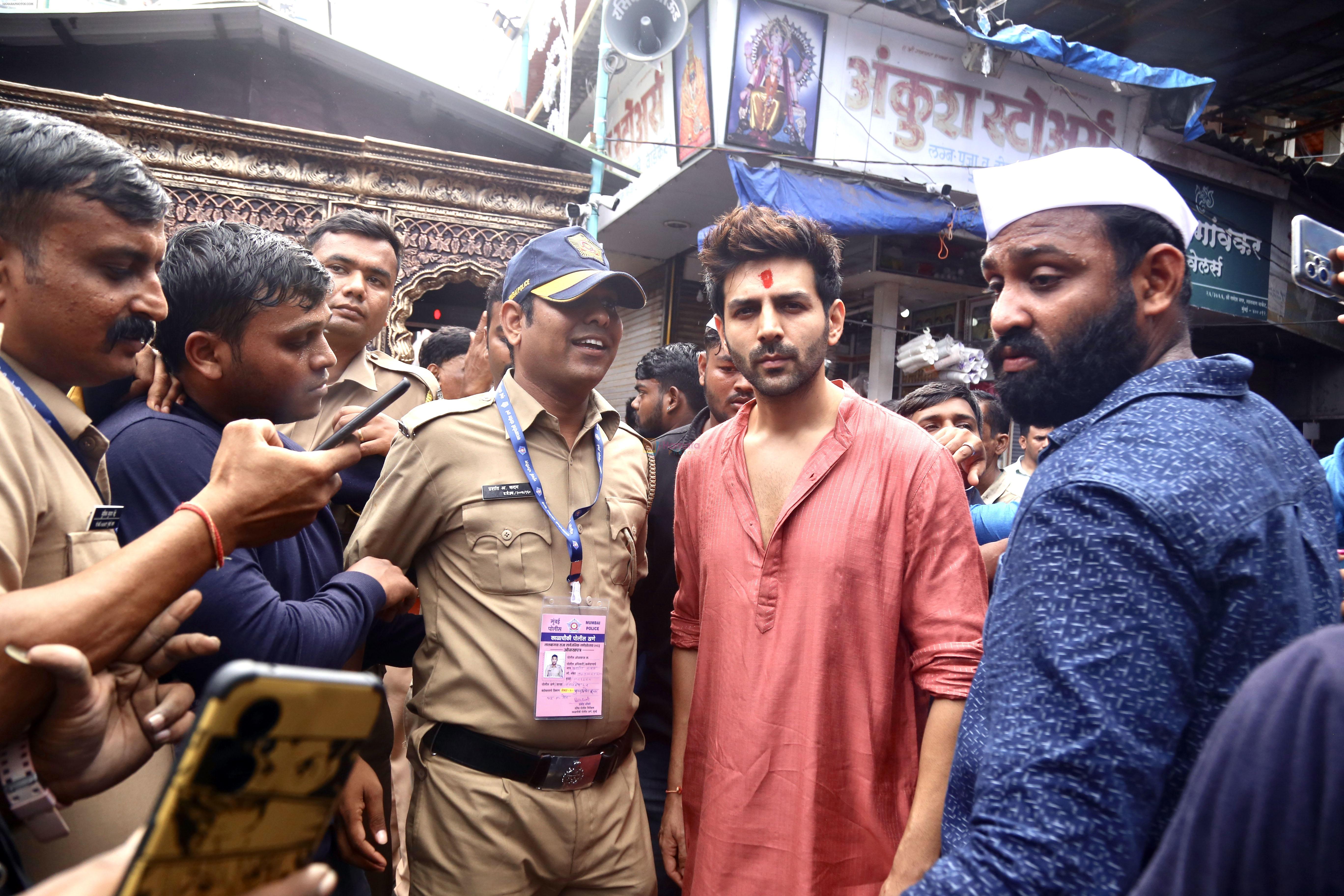 Kartik Aaryan at Lalbaugcha Raja Temple on 19th Sept 2023