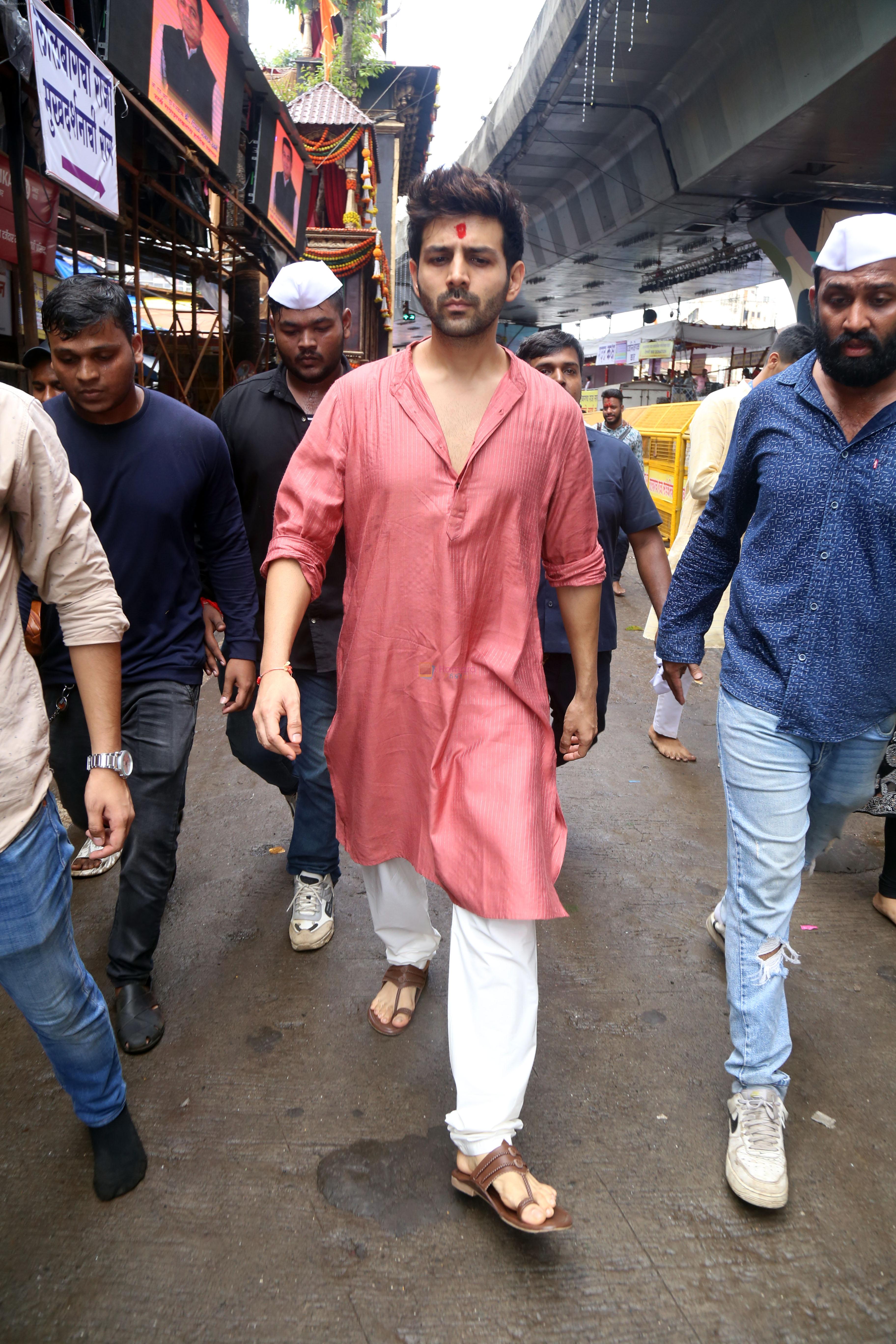 Kartik Aaryan at Lalbaugcha Raja Temple on 19th Sept 2023