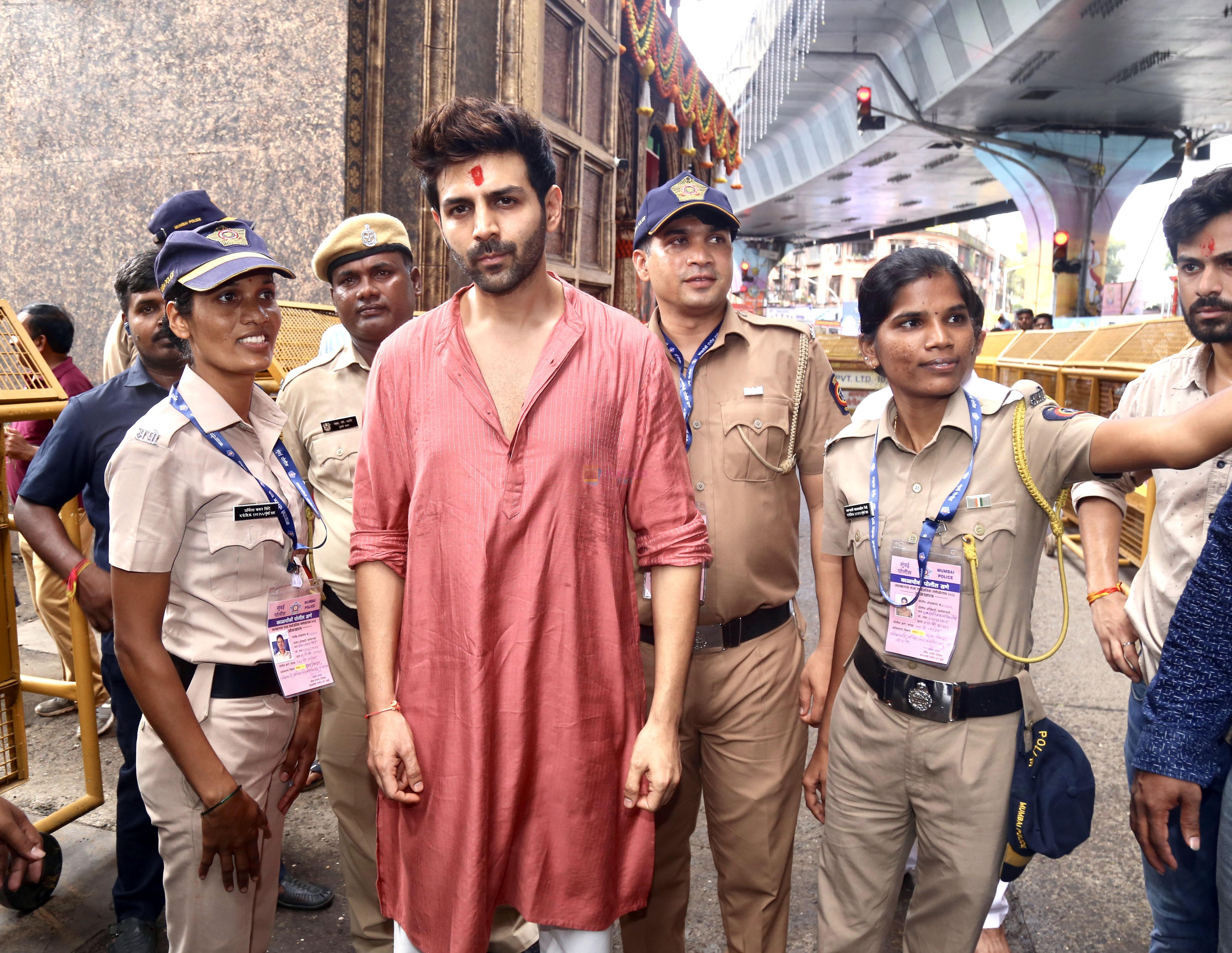 Kartik Aaryan at Lalbaugcha Raja Temple on 19th Sept 2023