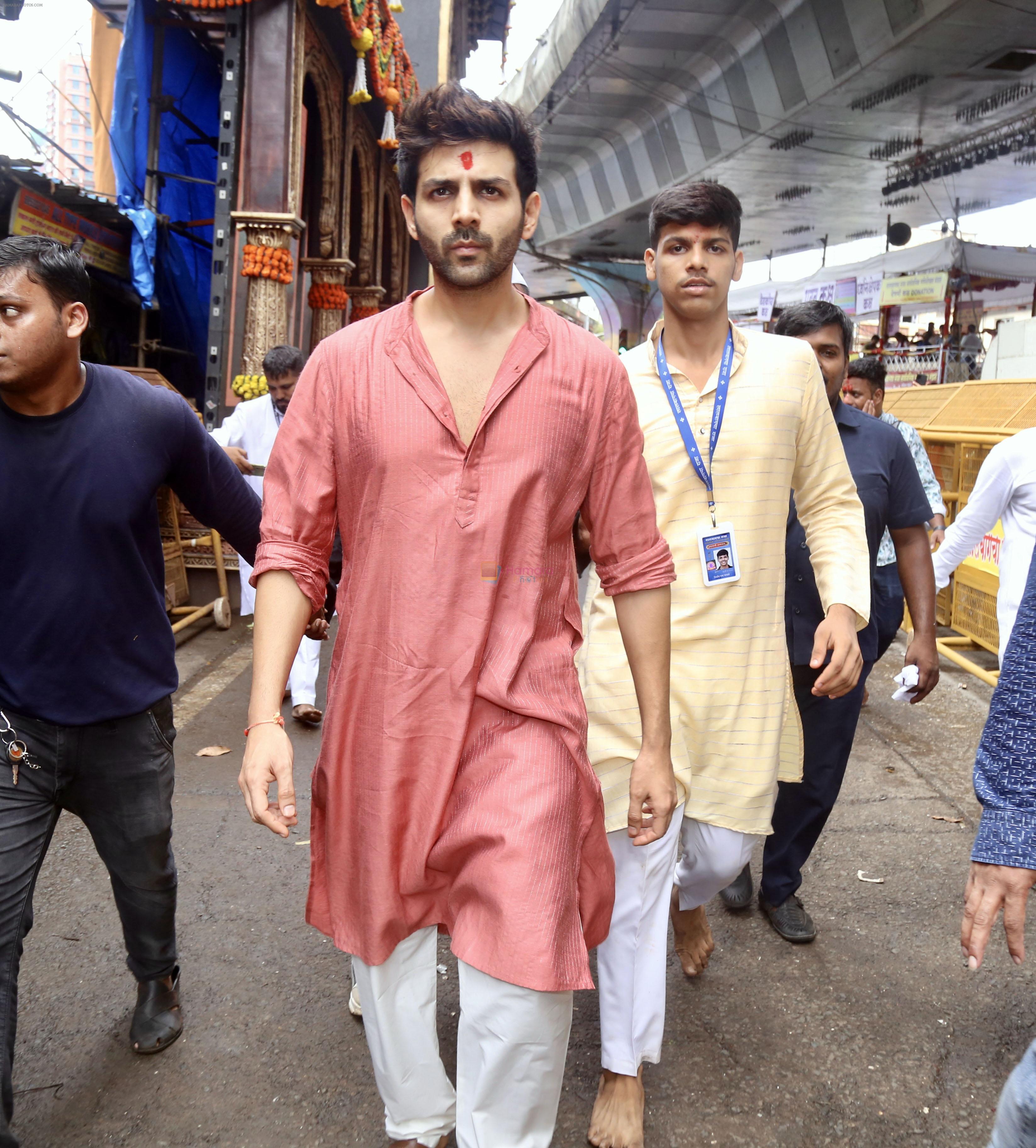 Kartik Aaryan at Lalbaugcha Raja Temple on 19th Sept 2023