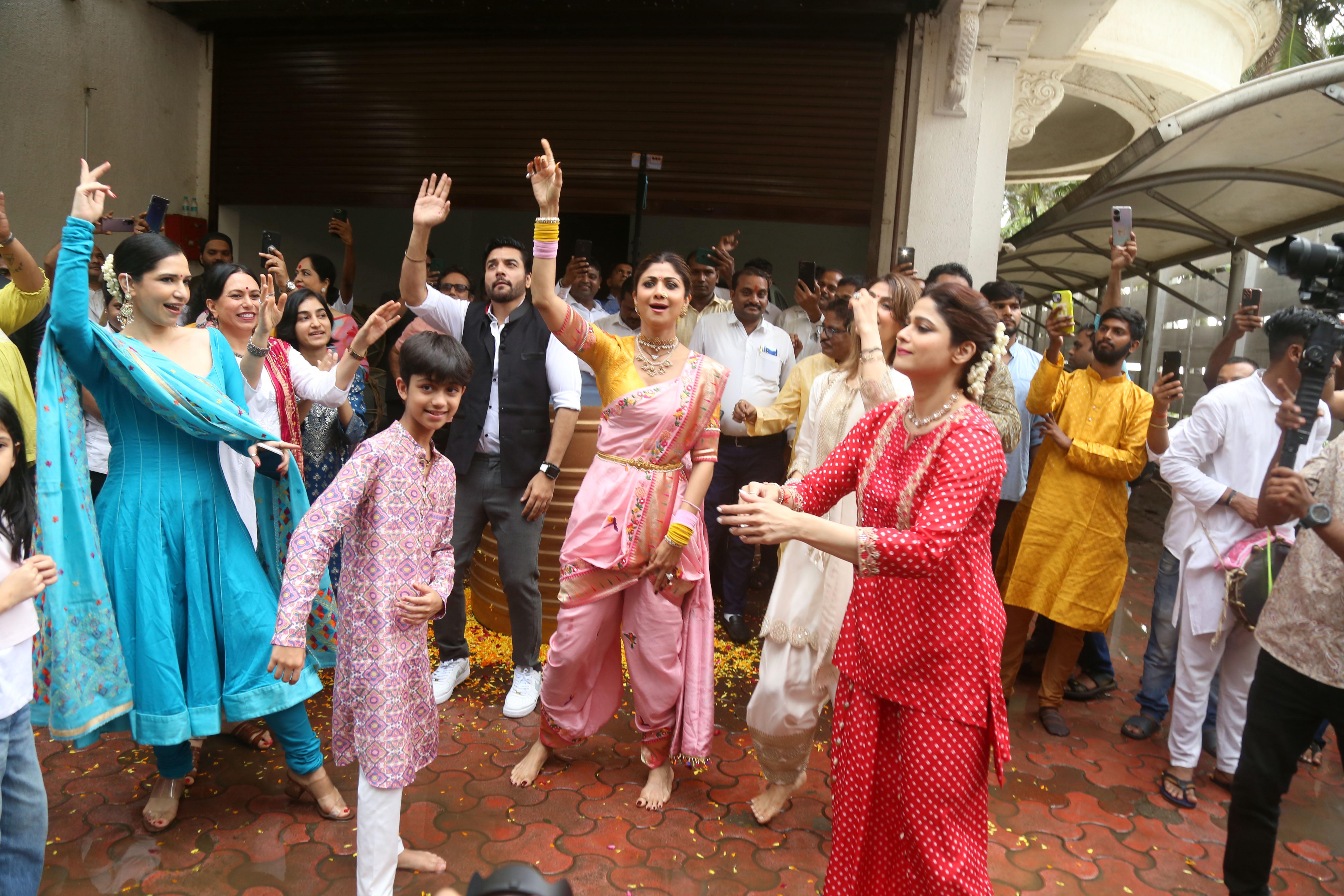 Akanksha Malhotra, Chaitanya Choudhry, Shamita Shetty, Shilpa Shetty, Sonal Joshi, Sunanda Shetty, Vivaan Raj Kundra at Ganpati Visarjan on 20th Sept 2023