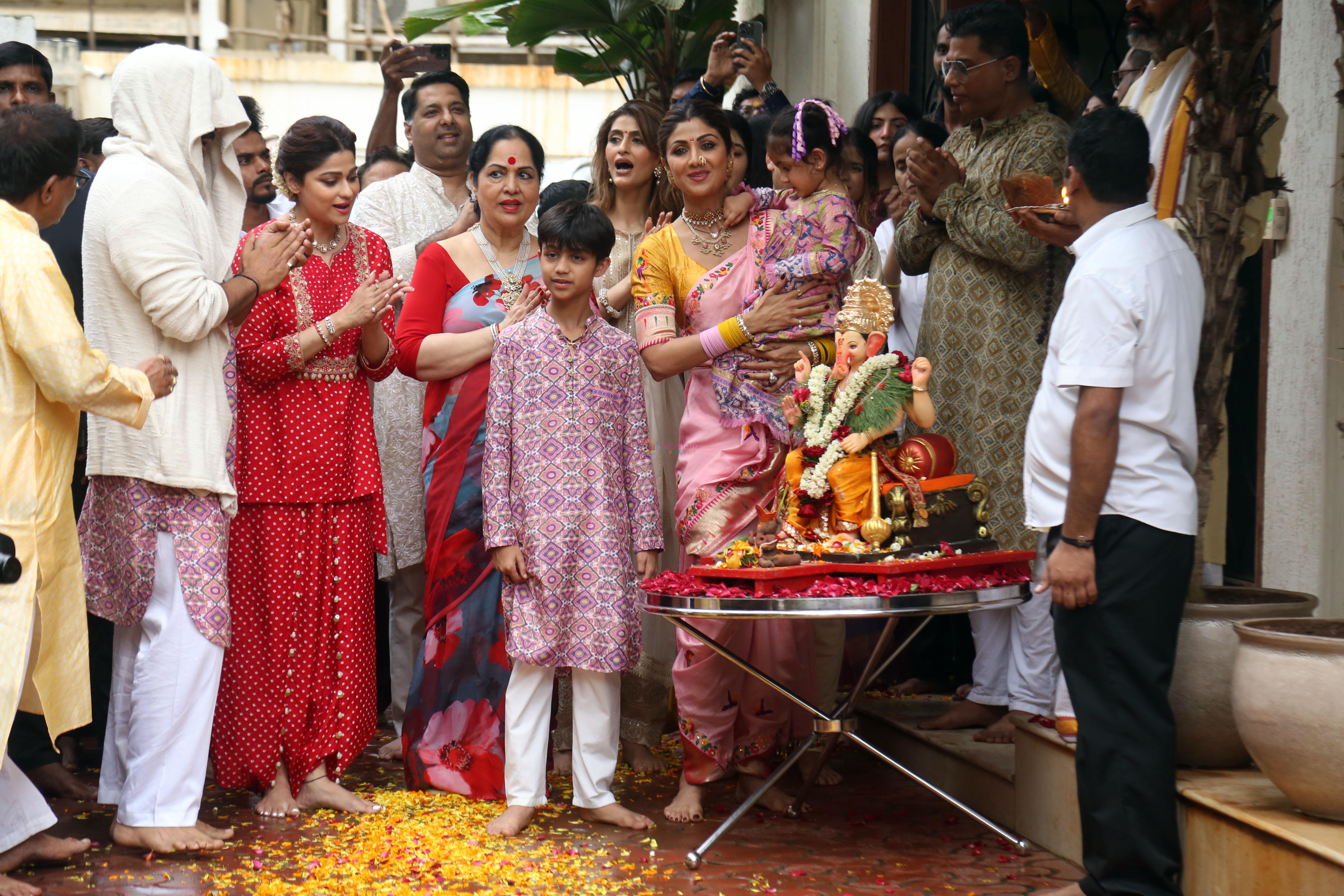 Akanksha Malhotra, Shamita Shetty, Shilpa Shetty, Sunanda Shetty, Vivaan Raj Kundra at Ganpati Visarjan on 20th Sept 2023