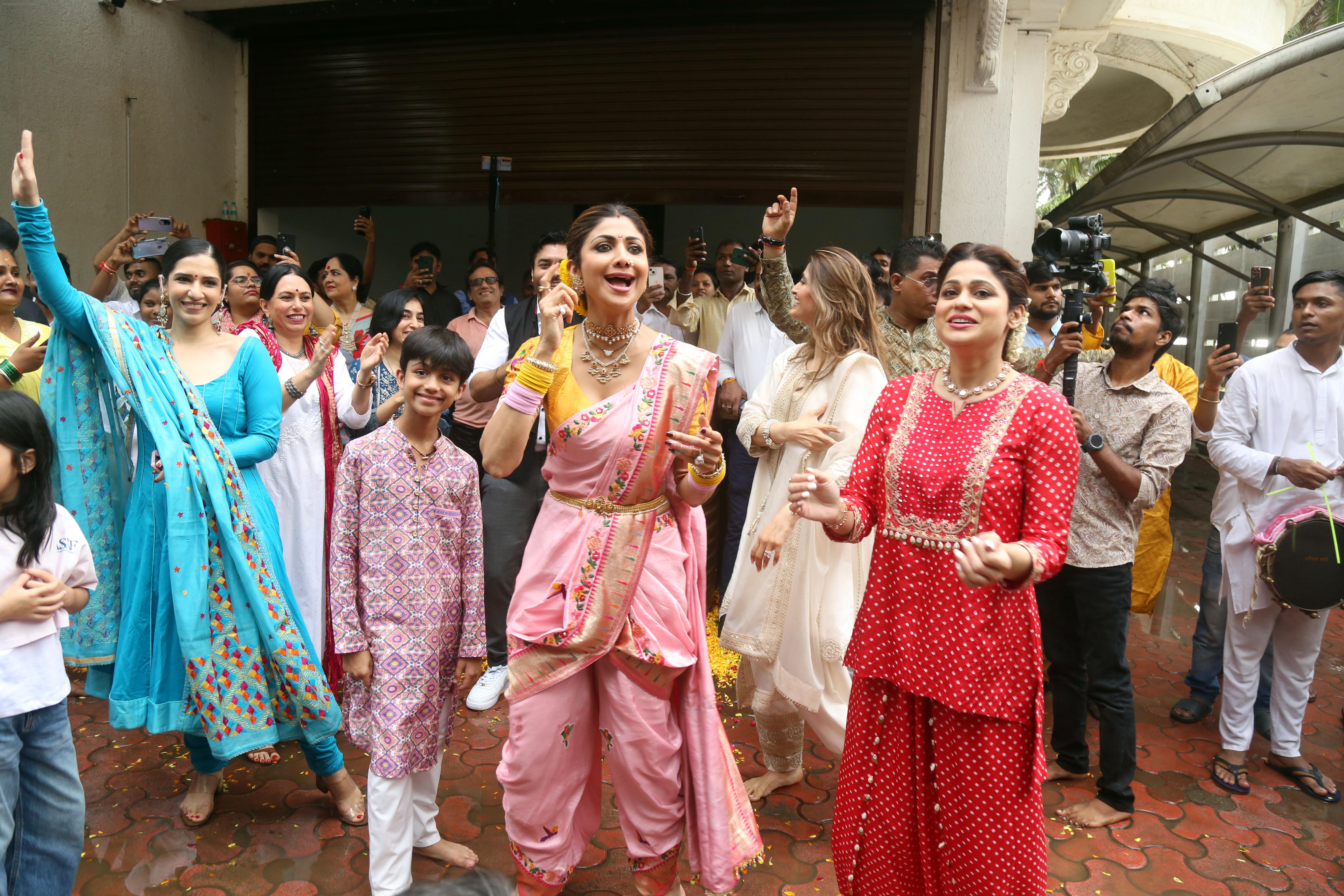 Akanksha Malhotra, Shamita Shetty, Shilpa Shetty, Sonal Joshi, Sunanda Shetty, Vivaan Raj Kundra at Ganpati Visarjan on 20th Sept 2023
