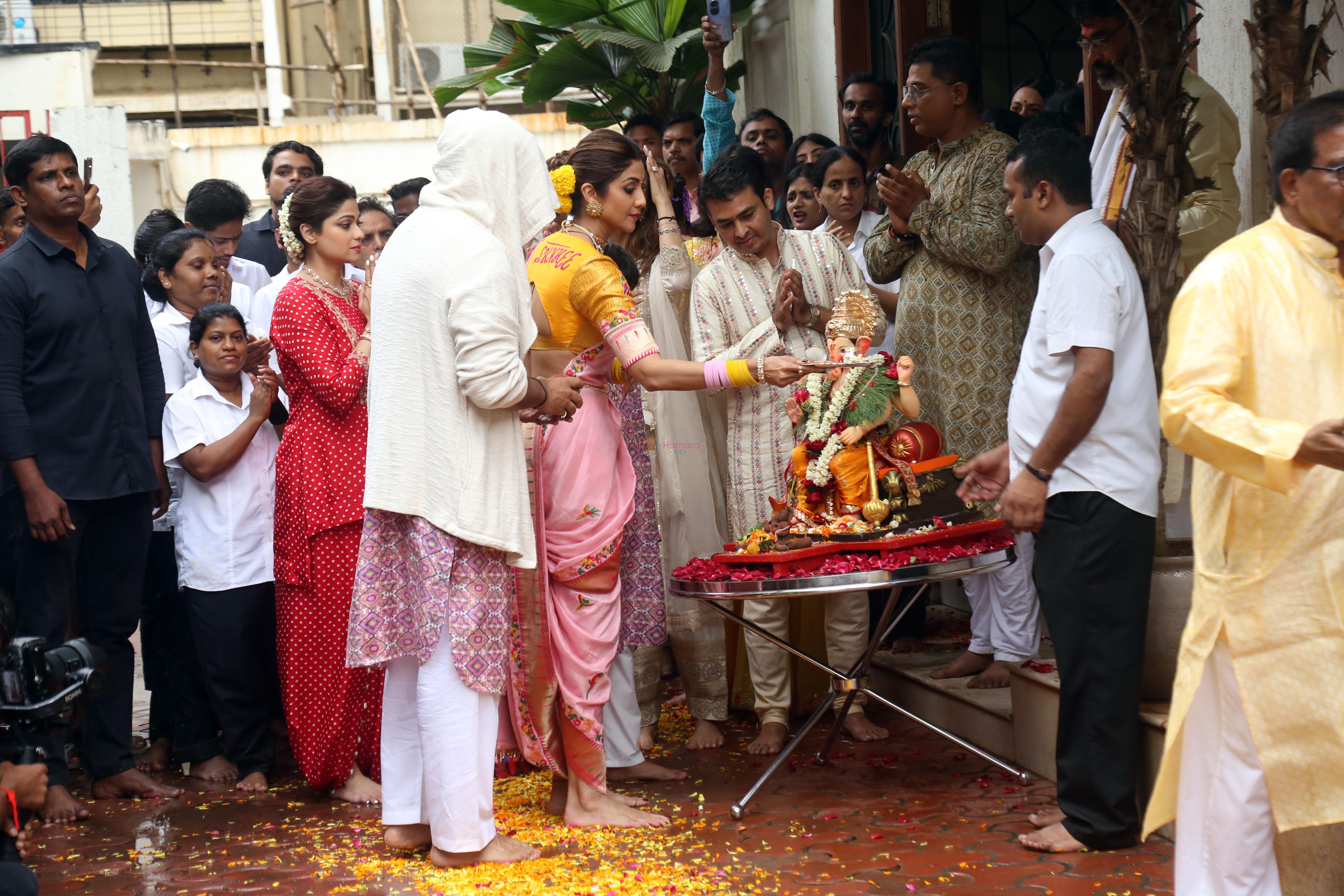 Raj Kundra, Shamita Shetty, Shilpa Shetty at Ganpati Visarjan on 20th Sept 2023