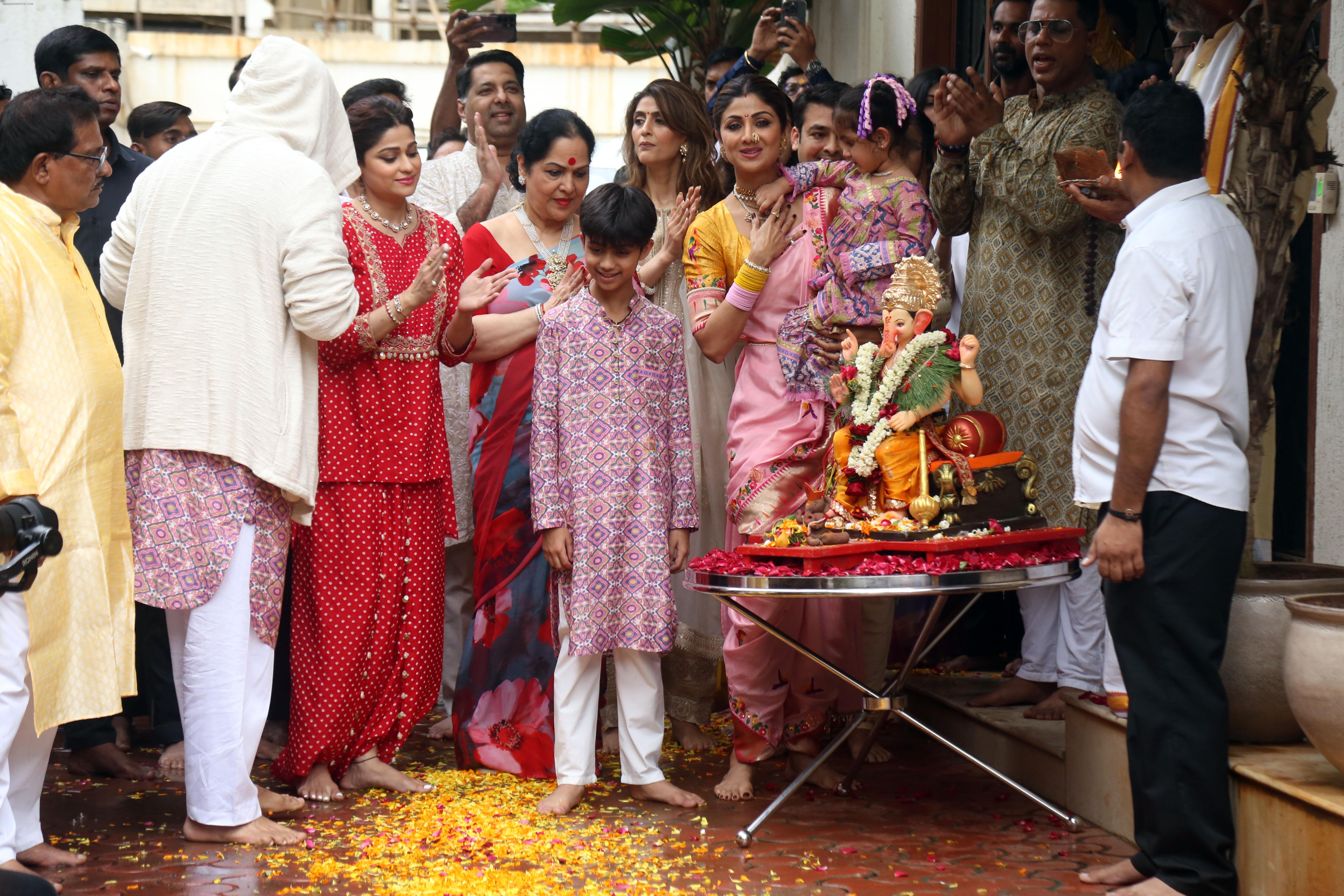 Akanksha Malhotra, Shamita Shetty, Shilpa Shetty, Sunanda Shetty, Vivaan Raj Kundra at Ganpati Visarjan on 20th Sept 2023