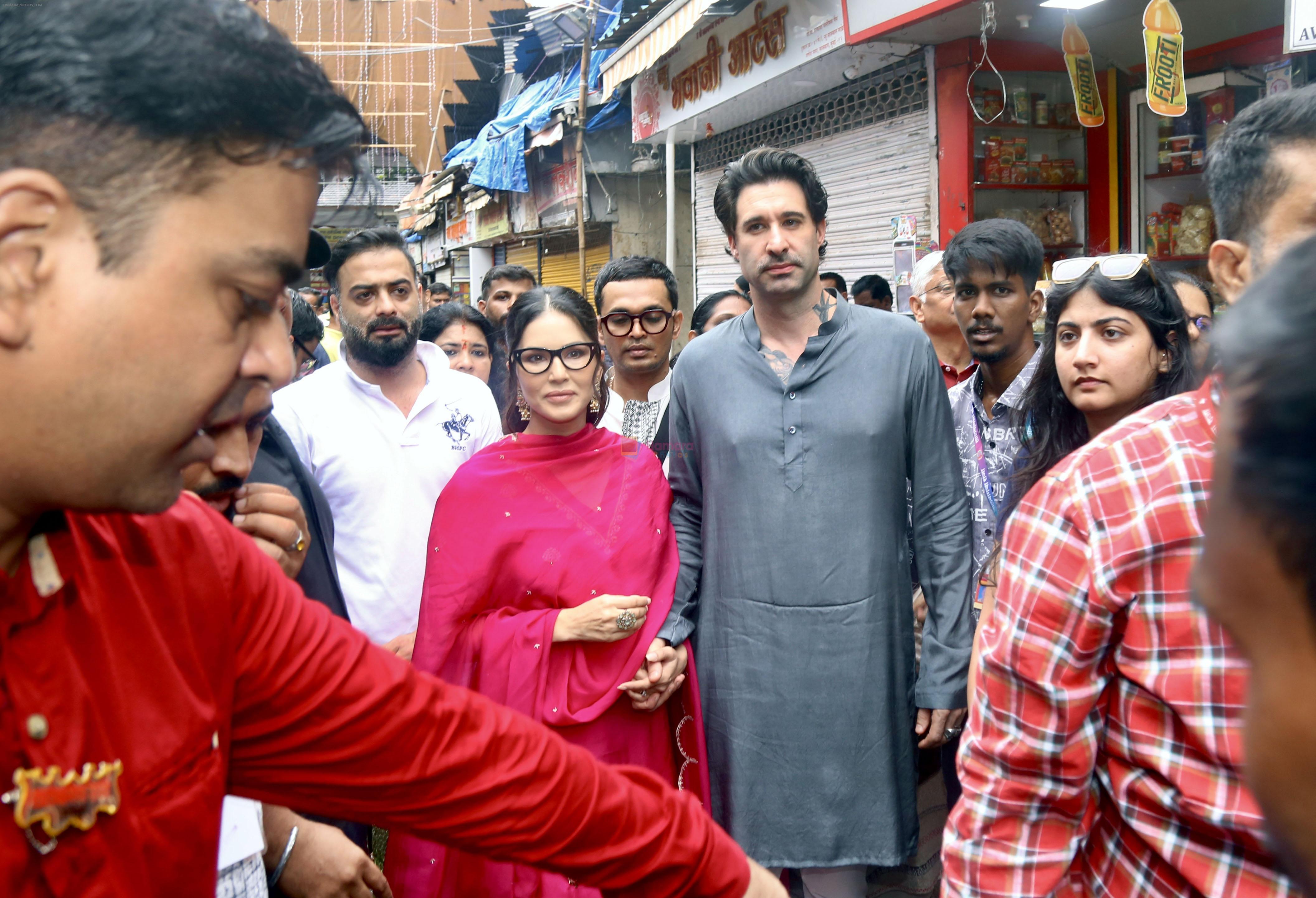 Sunny Leone, Daniel Weber visit Lalbaugcha Raja temple on 22nd Sept 2023