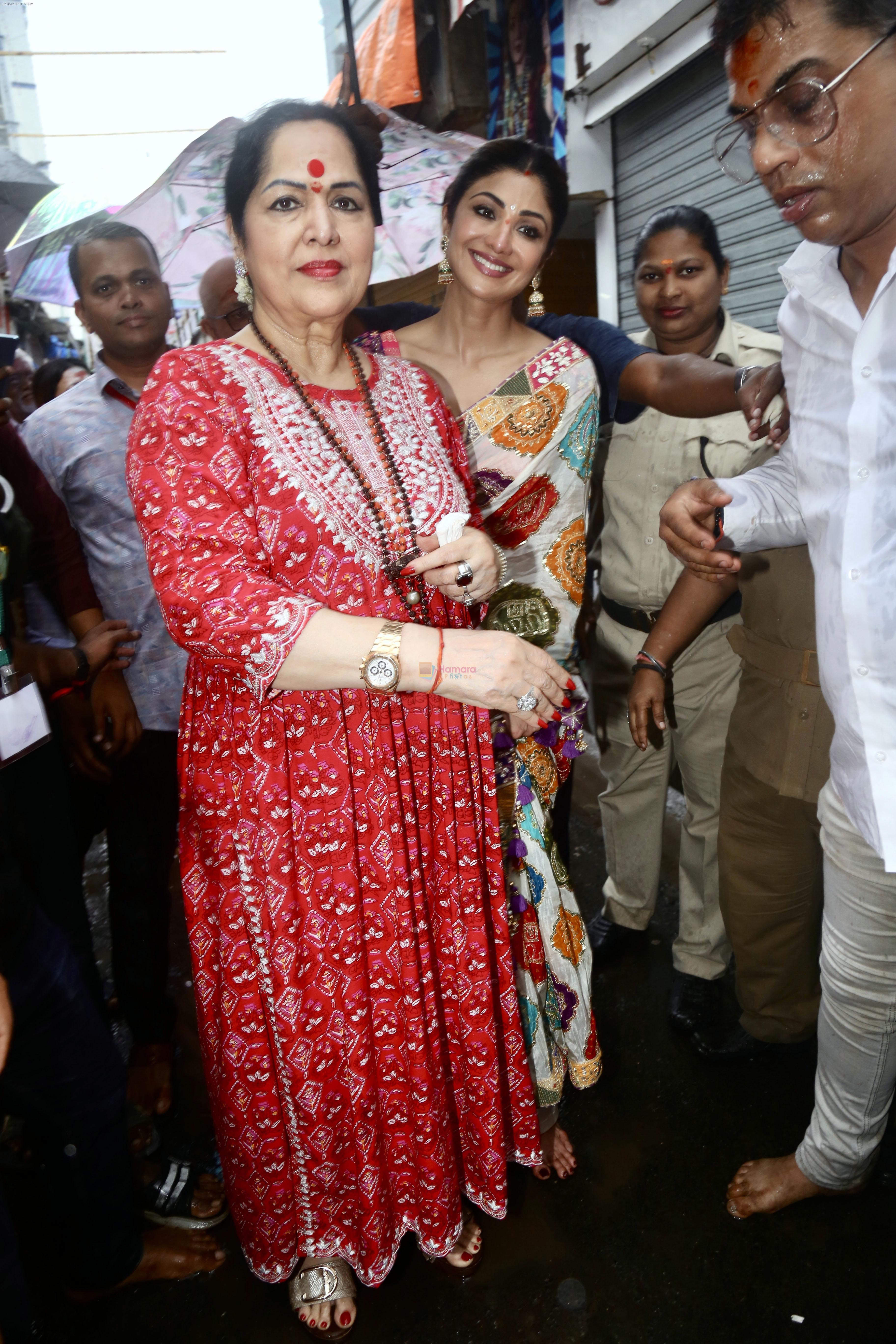 Shilpa Shetty, Sunanda Shetty visits Lalbaugcha Raja temple on 22nd Sept 2023