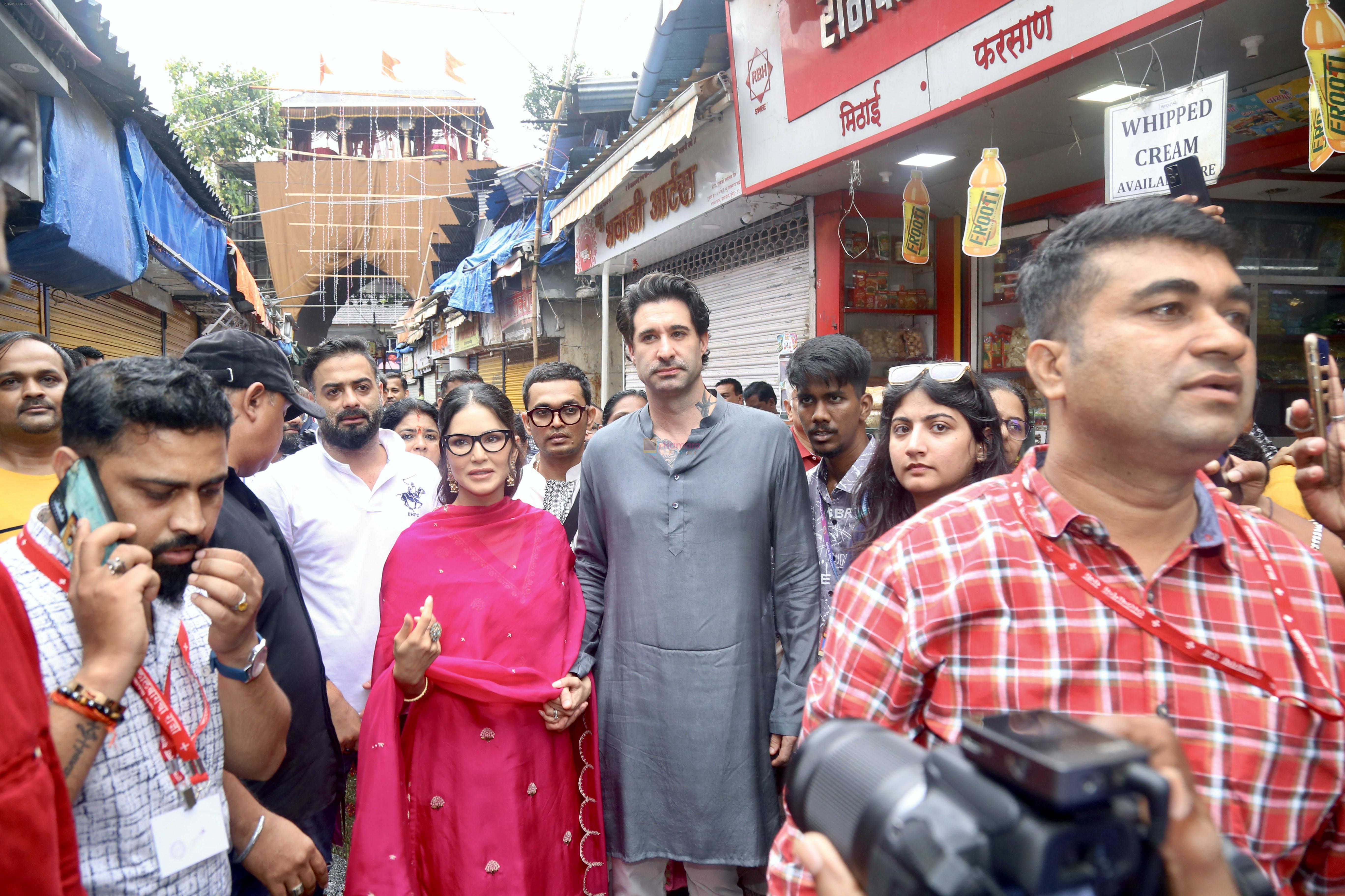 Sunny Leone, Daniel Weber visit Lalbaugcha Raja temple on 22nd Sept 2023