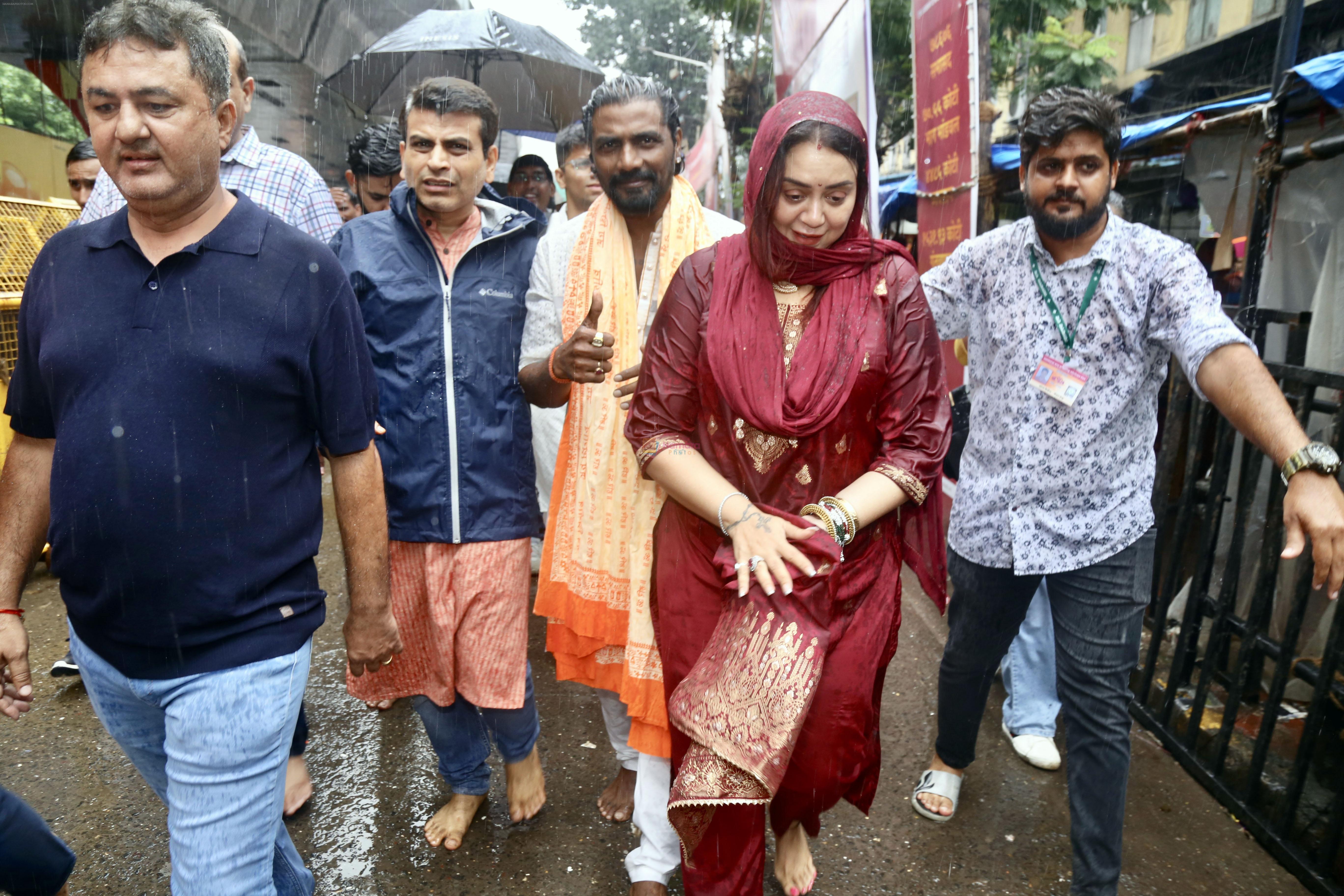 Remo DSouza, Lizelle DSouza visits Lalbaugcha Raja temple on 22nd Sept 2023