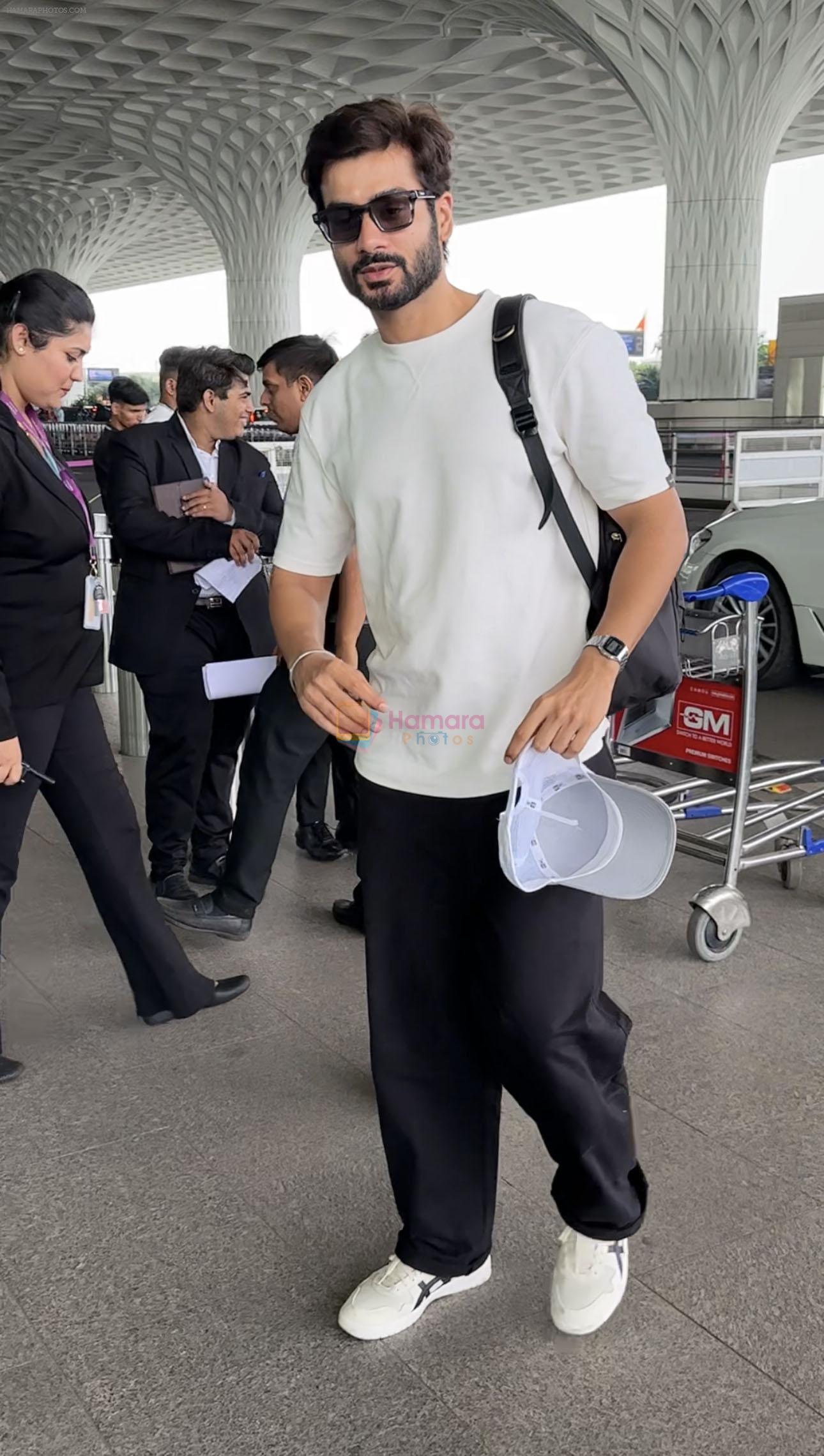 Sunny Kaushal Spotted At Airport Departure on 29th Sept 2023