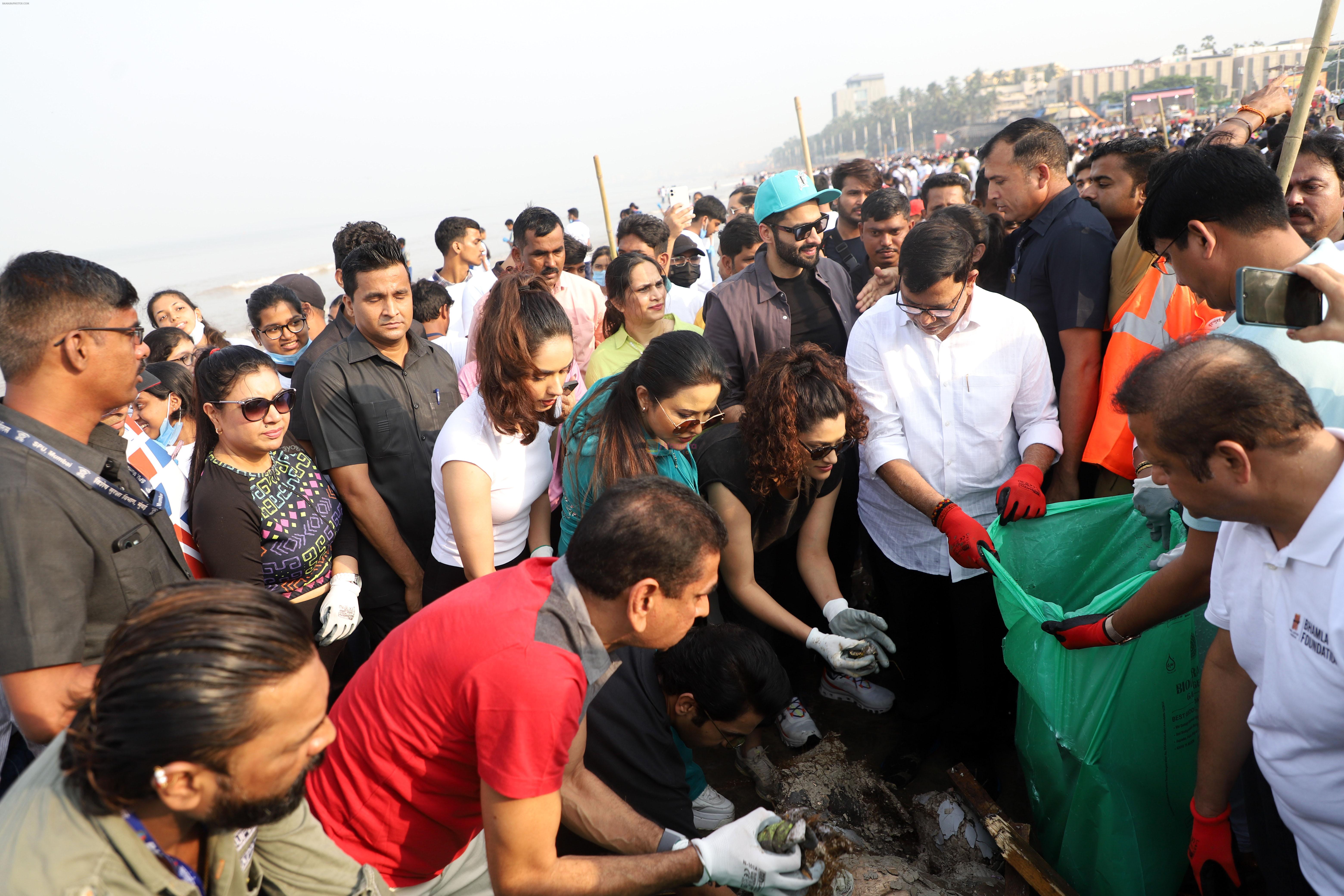 Amruta Fadnavis, Asif Bhamla, Jackky Bhagnani, Manushi Chhillar, Rajkummar Rao, Saiyami Kher at Clean-A-Thon 2.0 Beach Clean Up Drive on 29th Sept 2023