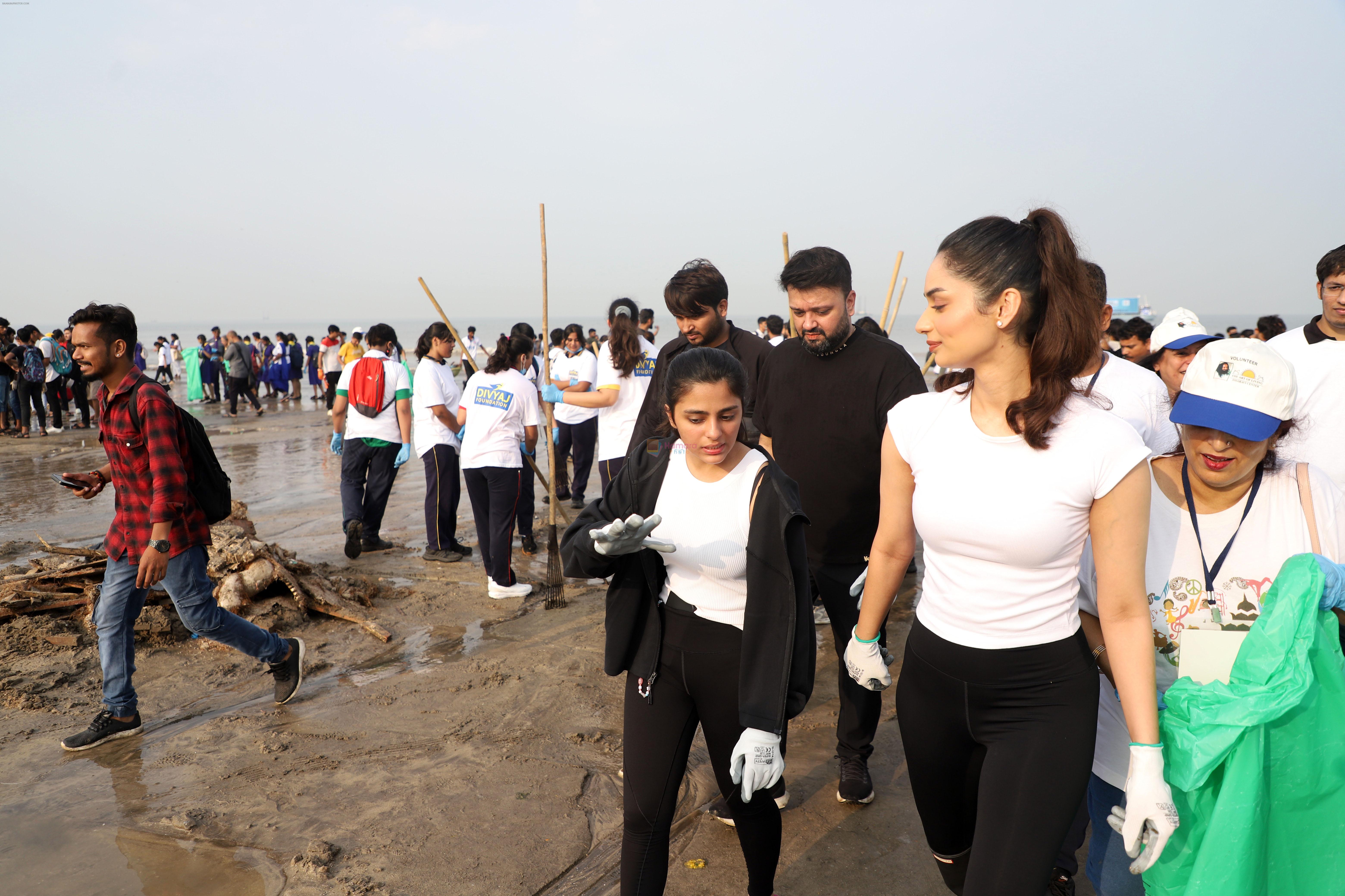 Manushi Chhillar, Saher Bhamla at Clean-A-Thon 2.0 Beach Clean Up Drive on 29th Sept 2023