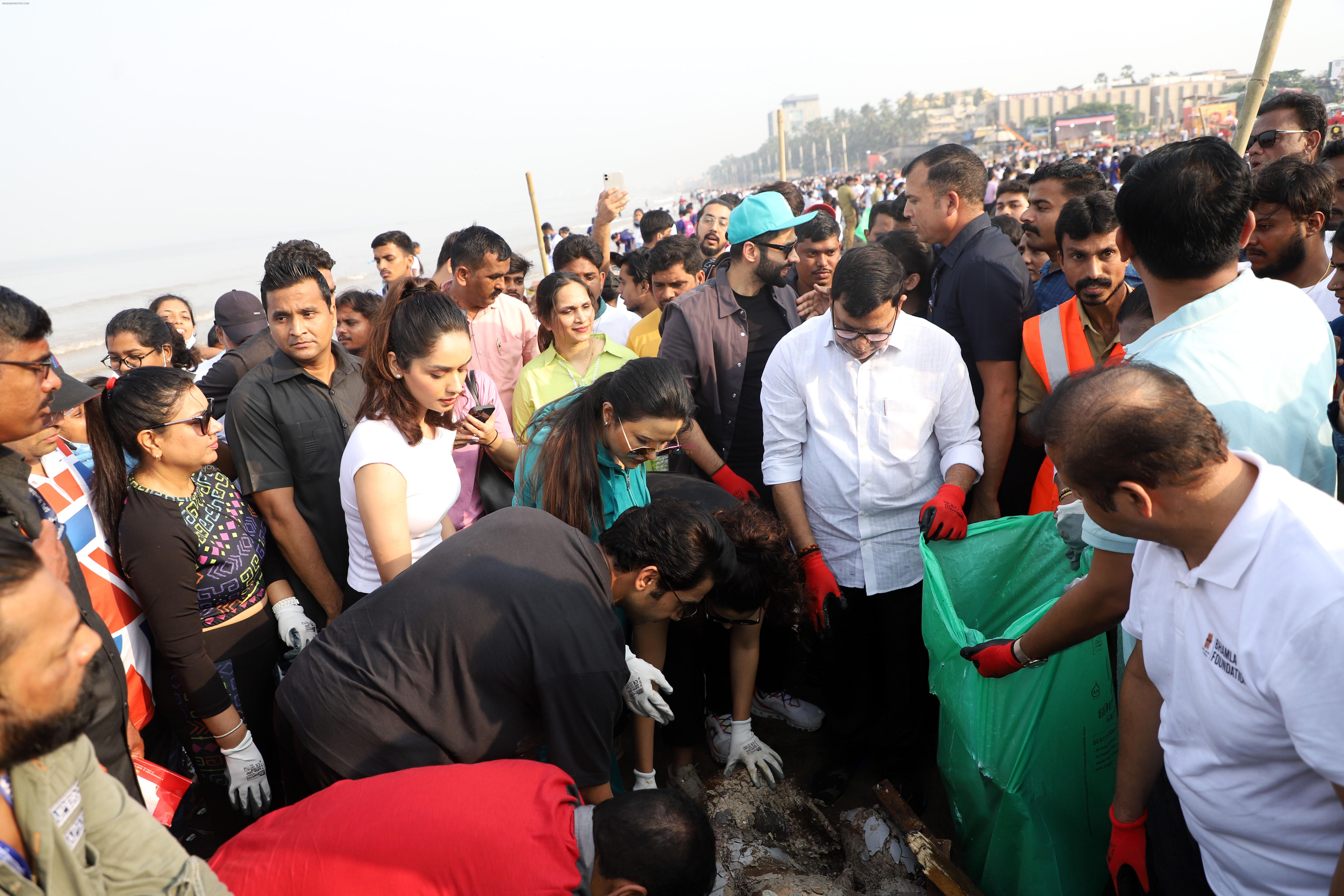 Amruta Fadnavis, Asif Bhamla, Jackky Bhagnani, Manushi Chhillar, Rajkummar Rao at Clean-A-Thon 2.0 Beach Clean Up Drive on 29th Sept 2023