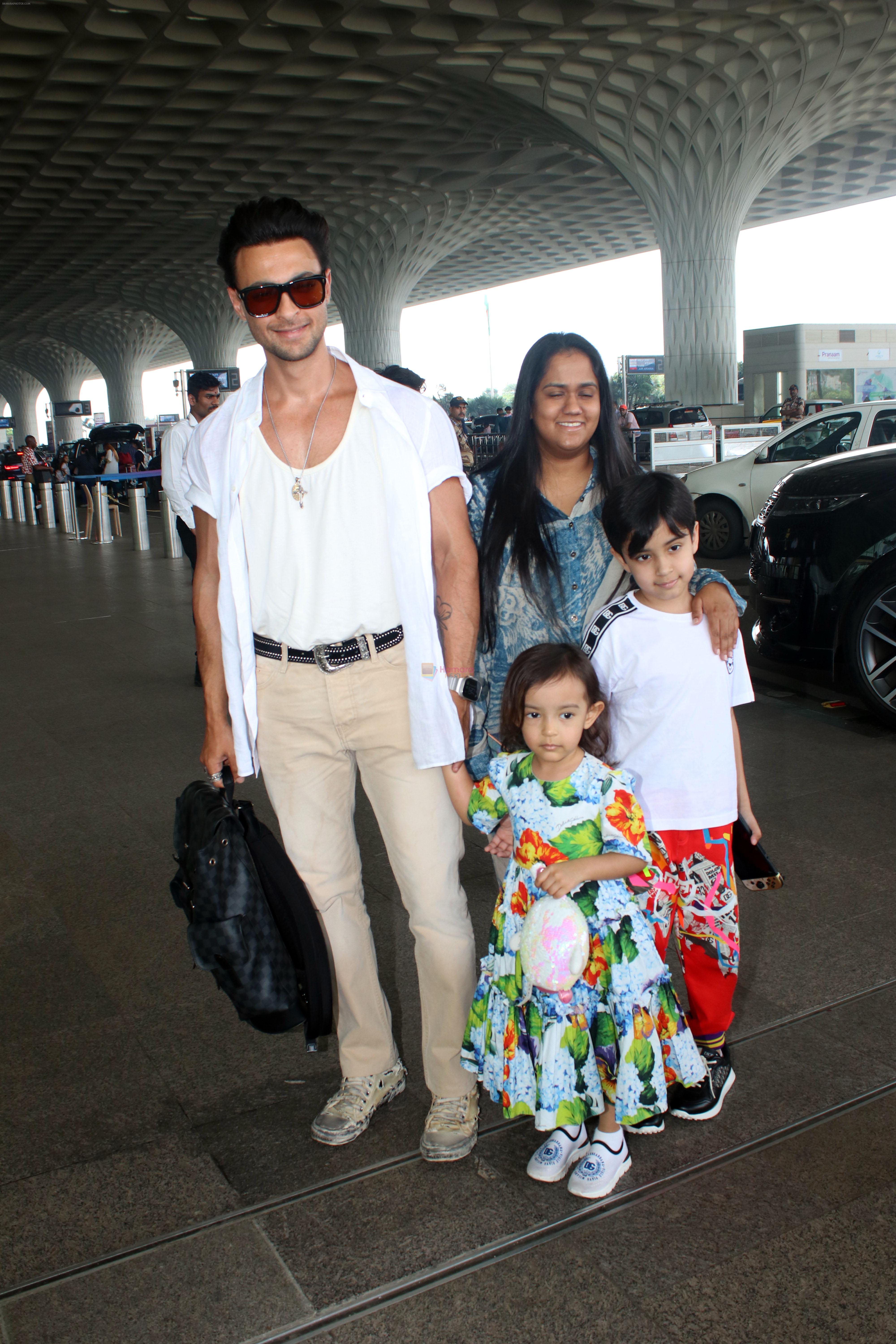 Aayush Sharma, Arpita Khan, Ahil Sharma, Ayat Sharma Spotted At Airport Departure on 29th Sept 2023