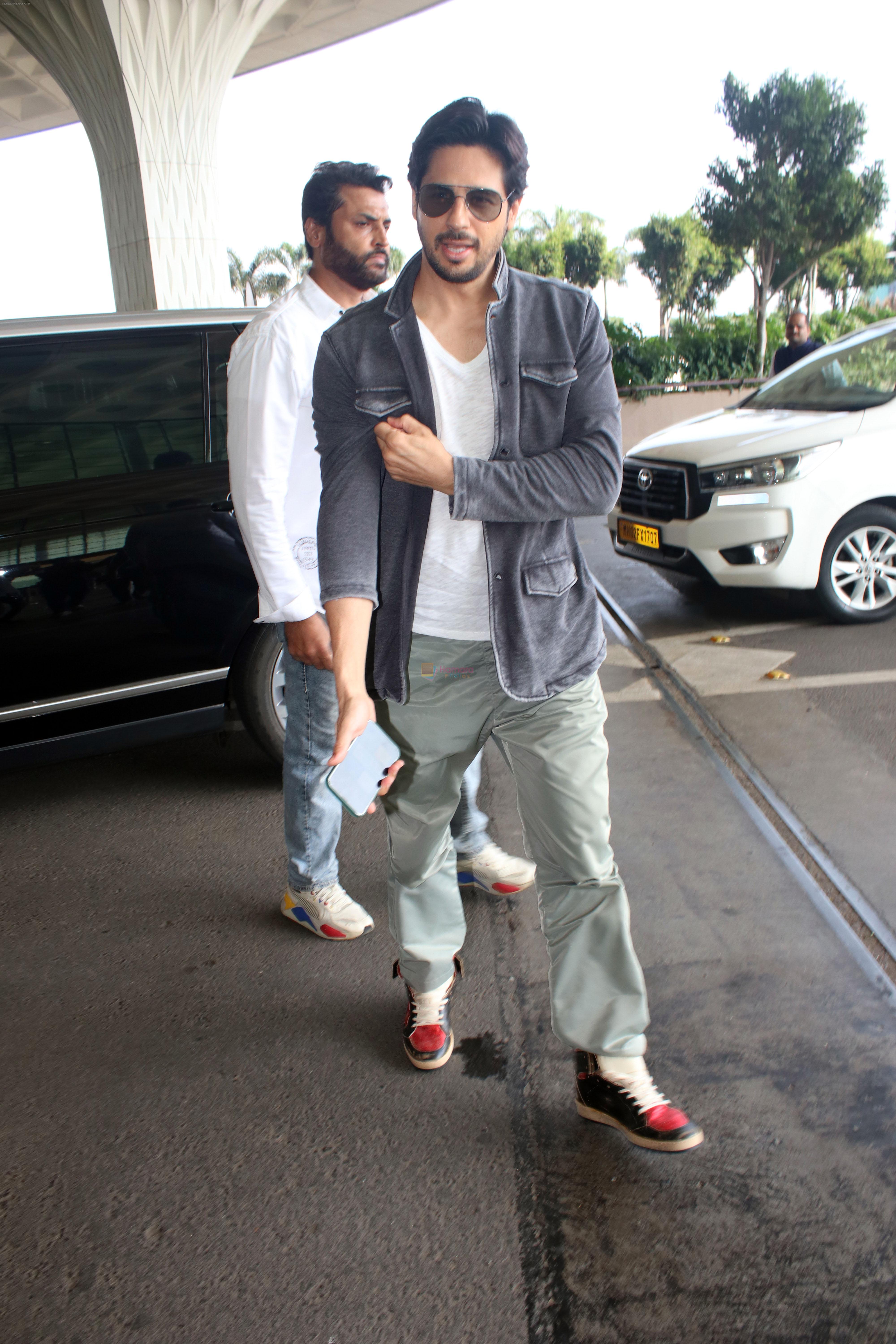 Sidharth Malhotra Spotted At Airport Departure on 6th Oct 2023