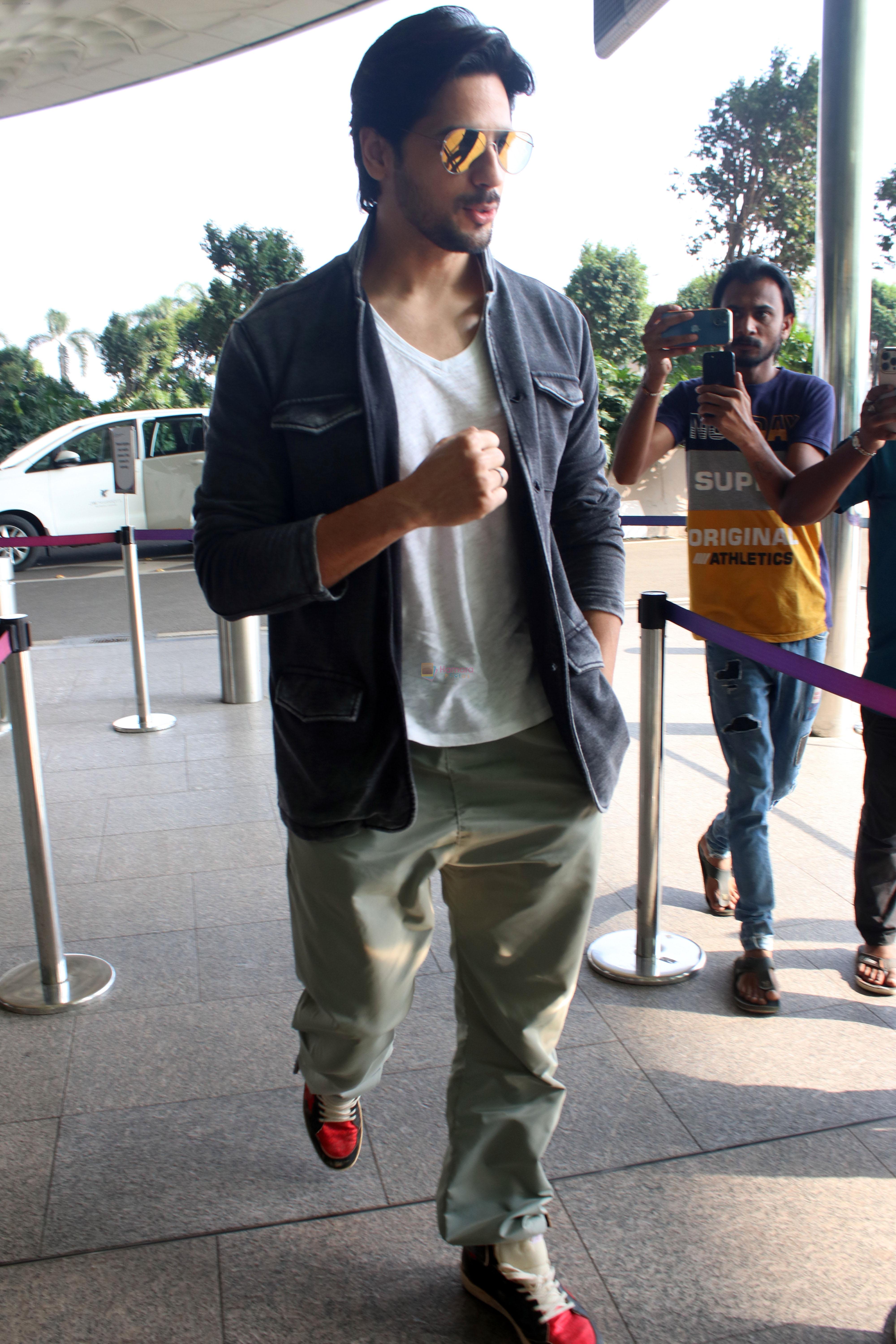 Sidharth Malhotra Spotted At Airport Departure on 6th Oct 2023