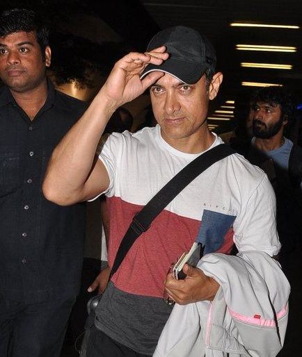 Aamir Khan returns from Sydney in Mumbai Airport on 7th Sept 2013