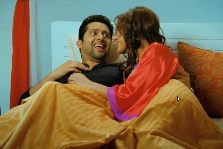 Aftab Shivdasani and Manjari Phadnis in Grand Masti