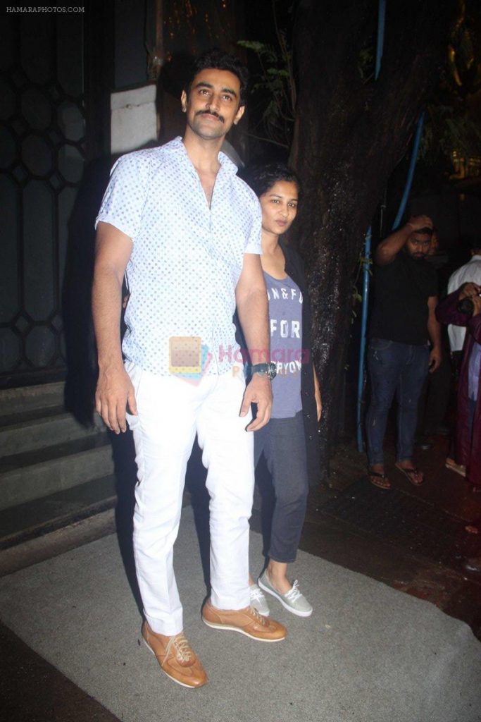 Kunal Kapoor, Gauri Shinde snapped at Nido on 21st July 2016