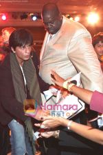Shahrukh Khan thanking his fans in Atlantic City, New Jersey. Courtesy- INDIA ANI (5).jpg