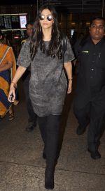Sonam Kapoor snapped at airport on 10th Sept 2016 (39)_57d50535e8191.JPG