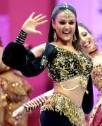 preity_iifa performance.jpg