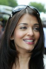 Aishwarya Rai poses in the _Village_, the VIP area of the 2007 French Open at Roland Garros arena in Paris, France on June 5, 2007 - 19.jpg