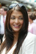 Aishwarya Rai poses in the _Village_, the VIP area of the 2007 French Open at Roland Garros arena in Paris, France on June 5, 2007 - 25.jpg