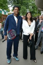 Aishwarya Rai poses in the _Village_, the VIP area of the 2007 French Open at Roland Garros arena in Paris, France on June 5, 2007 - 8.jpg