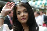 Aishwarya Rai poses in the _Village_, the VIP area of the 2007 French Open at Roland Garros arena in Paris, France on June 5, 2007 - 24.jpg